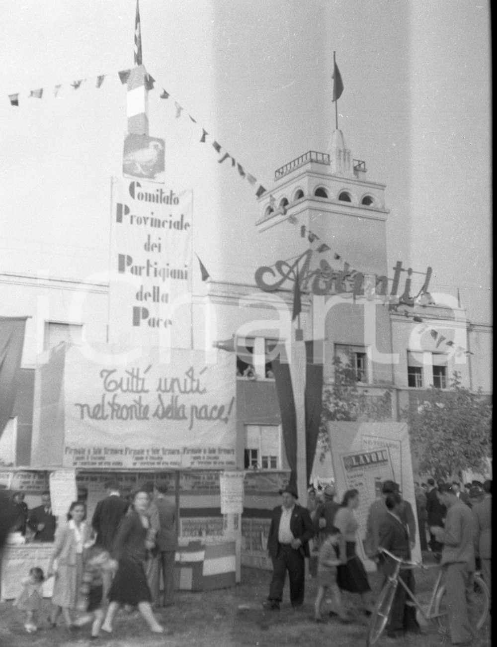 1950 BRESCIA Festa dell' "Avanti !" NEGATIVO ORIGINALE Negativo originale artistico in bianco e nero, su pellicola, in formato cm 4,5 x 6 CONDIZIONI: FAIR ICharta mette in vendita, sul negozio eBay e in esclusiva sul sito "icharta" il proprio archivio composto da numerose diapositive e negativi fotografici d'epoca, tutti originali e autentici, che attraversano la storia del costume italiano tra gli la fine degli anni Sessanta e Novanta.Si tratta di uno sguardo inedito sull'attualità, la politica, la vita quotidiana, il gossip e la cultura, che fotografa il cambiamento della nazione in quest'ultimo scorcio del XX secolo. Un'occasione unica per il mercato del collezionismo, che vede finalmente disponibile un archivio eccezionale per vastità, tematiche e condizioni, in un settore (il negativo fotografico e la diapositiva) di assoluta novità e dalle interessanti prospettive di investimento. CONDIZIONI:FAIR/discreto originale e autentica 1