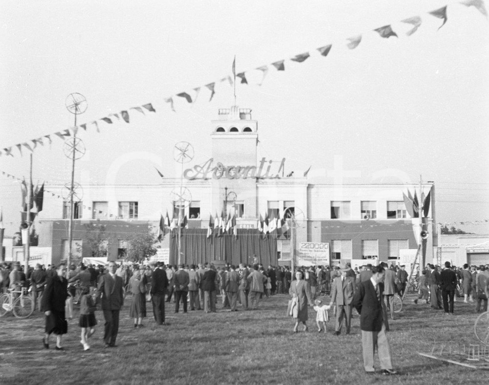 1950 BRESCIA Festa dell' "Avanti !" (2) NEGATIVO ORIGINALE Negativo originale artistico in bianco e nero, su pellicola, in formato cm 4,5 x 6 CONDIZIONI: FAIR ICharta mette in vendita, sul negozio eBay e in esclusiva sul sito "icharta" il proprio archivio composto da numerose diapositive e negativi fotografici d'epoca, tutti originali e autentici, che attraversano la storia del costume italiano tra gli la fine degli anni Sessanta e Novanta.Si tratta di uno sguardo inedito sull'attualità, la politica, la vita quotidiana, il gossip e la cultura, che fotografa il cambiamento della nazione in quest'ultimo scorcio del XX secolo. Un'occasione unica per il mercato del collezionismo, che vede finalmente disponibile un archivio eccezionale per vastità, tematiche e condizioni, in un settore (il negativo fotografico e la diapositiva) di assoluta novità e dalle interessanti prospettive di investimento. CONDIZIONI:FAIR/discreto originale e autentica 1