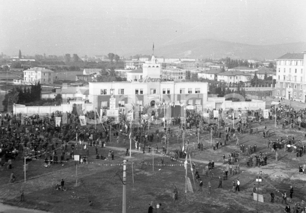 1950 BRESCIA Festa dell' "Avanti !" (3) NEGATIVO ORIGINALE Negativo originale artistico in bianco e nero, su pellicola, in formato cm 6 x 4,5 CONDIZIONI: FAIR ICharta mette in vendita, sul negozio eBay e in esclusiva sul sito "icharta" il proprio archivio composto da numerose diapositive e negativi fotografici d'epoca, tutti originali e autentici, che attraversano la storia del costume italiano tra gli la fine degli anni Sessanta e Novanta.Si tratta di uno sguardo inedito sull'attualità, la politica, la vita quotidiana, il gossip e la cultura, che fotografa il cambiamento della nazione in quest'ultimo scorcio del XX secolo. Un'occasione unica per il mercato del collezionismo, che vede finalmente disponibile un archivio eccezionale per vastità, tematiche e condizioni, in un settore (il negativo fotografico e la diapositiva) di assoluta novità e dalle interessanti prospettive di investimento. CONDIZIONI:FAIR/discreto originale e autentica 1