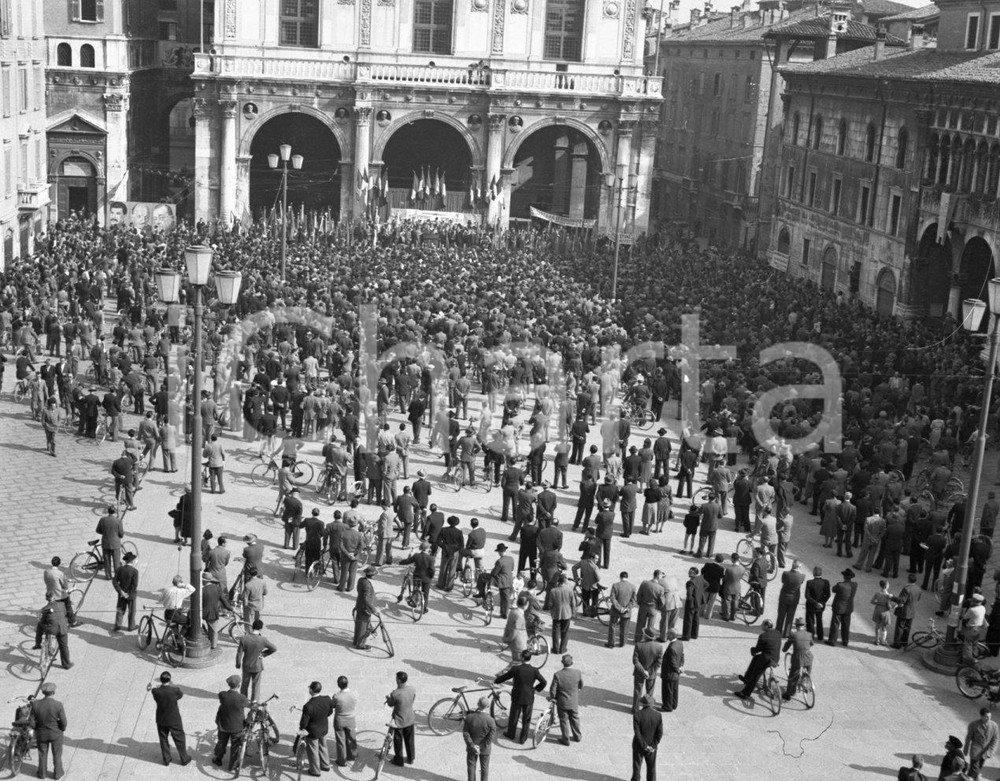 1950 BRESCIA Piazza della Loggia  Festa dell' "Avanti !" (1) NEGATIVO ORIGINALE Negativo originale artistico in bianco e nero, su pellicola, in formato cm 6 x 4,5 CONDIZIONI: FAIR ICharta mette in vendita, sul negozio eBay e in esclusiva sul sito "icharta" il proprio archivio composto da numerose diapositive e negativi fotografici d'epoca, tutti originali e autentici, che attraversano la storia del costume italiano tra gli la fine degli anni Sessanta e Novanta.Si tratta di uno sguardo inedito sull'attualità, la politica, la vita quotidiana, il gossip e la cultura, che fotografa il cambiamento della nazione in quest'ultimo scorcio del XX secolo. Un'occasione unica per il mercato del collezionismo, che vede finalmente disponibile un archivio eccezionale per vastità, tematiche e condizioni, in un settore (il negativo fotografico e la diapositiva) di assoluta novità e dalle interessanti prospettive di investimento. CONDIZIONI:FAIR/discreto originale e autentica 1