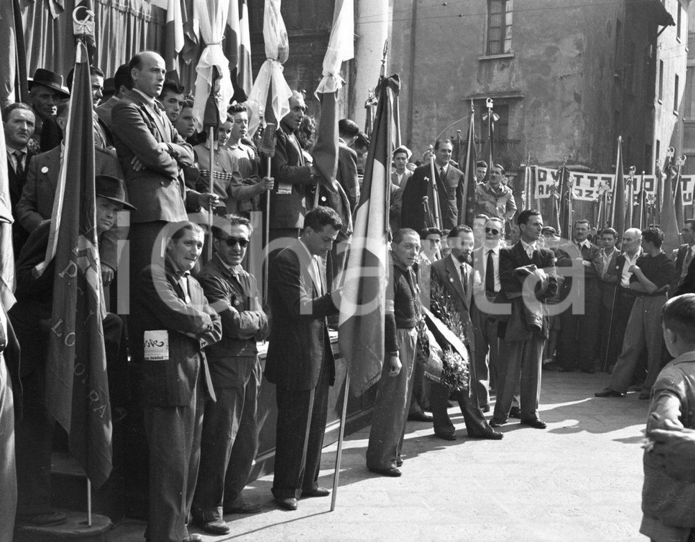 1950 BRESCIA Piazza della Loggia  Festa dell' "Avanti !"  NEGATIVO ORIGINALE Negativo originale artistico in bianco e nero, su pellicola, in formato cm 6 x 4,5 CONDIZIONI: FAIR ICharta mette in vendita, sul negozio eBay e in esclusiva sul sito "icharta" il proprio archivio composto da numerose diapositive e negativi fotografici d'epoca, tutti originali e autentici, che attraversano la storia del costume italiano tra gli la fine degli anni Sessanta e Novanta.Si tratta di uno sguardo inedito sull'attualità, la politica, la vita quotidiana, il gossip e la cultura, che fotografa il cambiamento della nazione in quest'ultimo scorcio del XX secolo. Un'occasione unica per il mercato del collezionismo, che vede finalmente disponibile un archivio eccezionale per vastità, tematiche e condizioni, in un settore (il negativo fotografico e la diapositiva) di assoluta novità e dalle interessanti prospettive di investimento. CONDIZIONI:FAIR/discreto originale e autentica 1