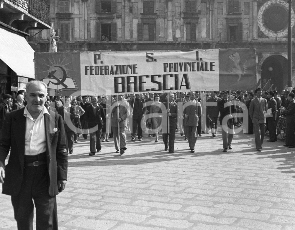 1950 BRESCIA Piazza della Loggia  Festa dell' "Avanti !" (3) NEGATIVO ORIGINALE Negativo originale artistico in bianco e nero, su pellicola, in formato cm 6 x 4,5 CONDIZIONI: FAIR ICharta mette in vendita, sul negozio eBay e in esclusiva sul sito "icharta" il proprio archivio composto da numerose diapositive e negativi fotografici d'epoca, tutti originali e autentici, che attraversano la storia del costume italiano tra gli la fine degli anni Sessanta e Novanta.Si tratta di uno sguardo inedito sull'attualità, la politica, la vita quotidiana, il gossip e la cultura, che fotografa il cambiamento della nazione in quest'ultimo scorcio del XX secolo. Un'occasione unica per il mercato del collezionismo, che vede finalmente disponibile un archivio eccezionale per vastità, tematiche e condizioni, in un settore (il negativo fotografico e la diapositiva) di assoluta novità e dalle interessanti prospettive di investimento. CONDIZIONI:FAIR/discreto originale e autentica 1