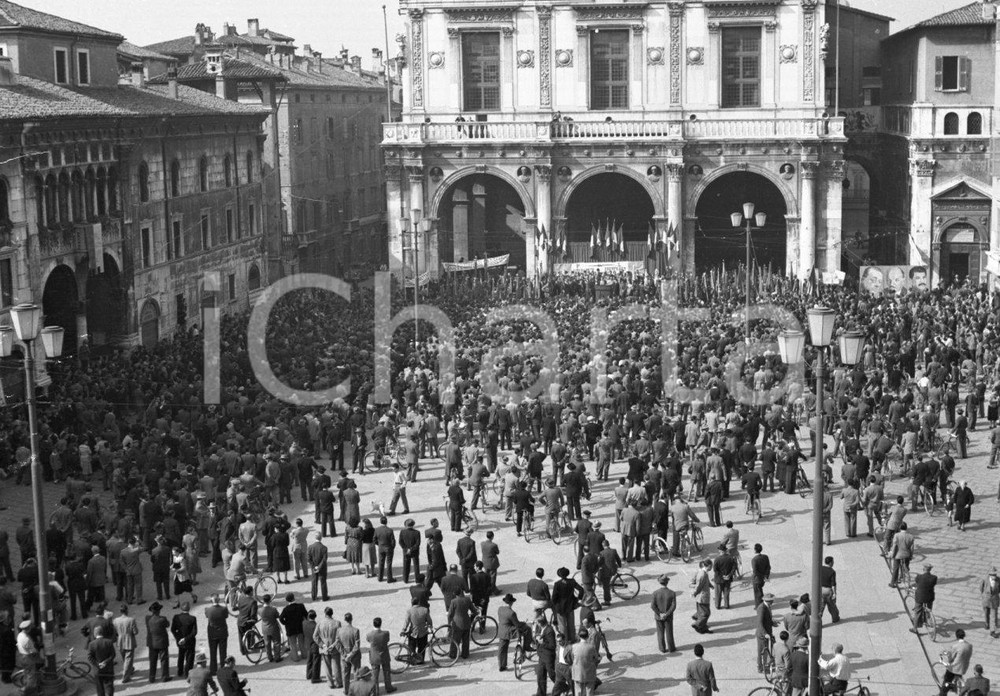 1950 BRESCIA Piazza della Loggia  Festa dell' "Avanti !" (2) NEGATIVO ORIGINALE Negativo originale artistico in bianco e nero, su pellicola, in formato cm 6 x 4,5 CONDIZIONI: FAIR ICharta mette in vendita, sul negozio eBay e in esclusiva sul sito "icharta" il proprio archivio composto da numerose diapositive e negativi fotografici d'epoca, tutti originali e autentici, che attraversano la storia del costume italiano tra gli la fine degli anni Sessanta e Novanta.Si tratta di uno sguardo inedito sull'attualità, la politica, la vita quotidiana, il gossip e la cultura, che fotografa il cambiamento della nazione in quest'ultimo scorcio del XX secolo. Un'occasione unica per il mercato del collezionismo, che vede finalmente disponibile un archivio eccezionale per vastità, tematiche e condizioni, in un settore (il negativo fotografico e la diapositiva) di assoluta novità e dalle interessanti prospettive di investimento. CONDIZIONI:FAIR/discreto originale e autentica 1