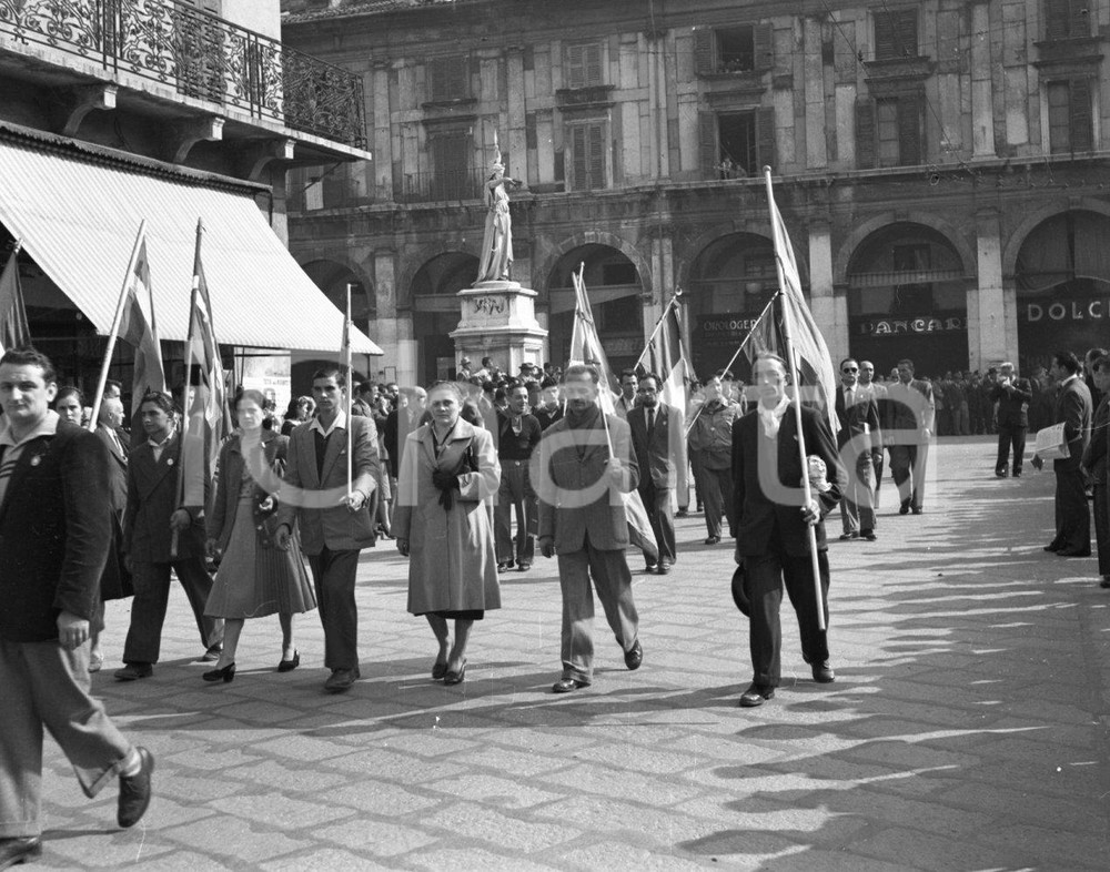 1950 BRESCIA Piazza della Loggia  Festa dell' "Avanti !" (5) NEGATIVO ORIGINALE 8 ottobre 1950Negativo originale artistico in bianco e nero, su pellicola, in formato cm 6 x 4,5 CONDIZIONI: FAIR ICharta mette in vendita, sul negozio eBay e in esclusiva sul sito "icharta" il proprio archivio composto da numerose diapositive e negativi fotografici d'epoca, tutti originali e autentici, che attraversano la storia del costume italiano tra gli la fine degli anni Sessanta e Novanta.Si tratta di uno sguardo inedito sull'attualità, la politica, la vita quotidiana, il gossip e la cultura, che fotografa il cambiamento della nazione in quest'ultimo scorcio del XX secolo. Un'occasione unica per il mercato del collezionismo, che vede finalmente disponibile un archivio eccezionale per vastità, tematiche e condizioni, in un settore (il negativo fotografico e la diapositiva) di assoluta novità e dalle interessanti prospettive di investimento. CONDIZIONI:FAIR/discreto originale e autentica 1