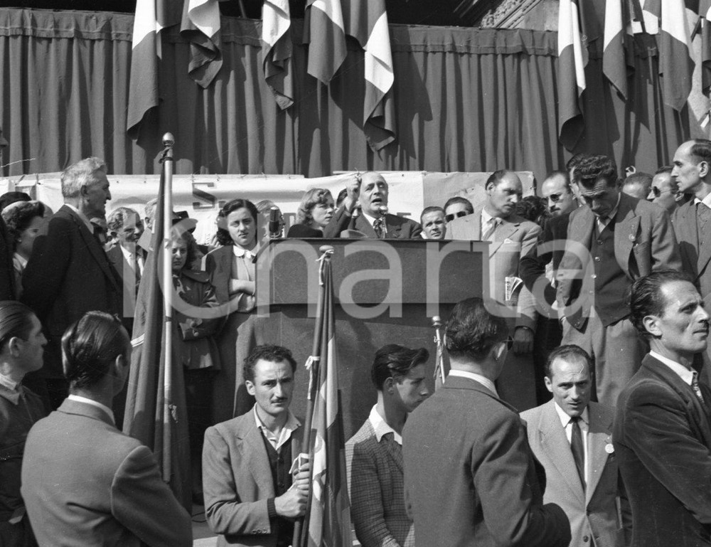 1950 BRESCIA Piazza della Loggia  Festa dell' "Avanti !" (6) NEGATIVO ORIGINALE Negativo originale artistico in bianco e nero, su pellicola, in formato cm 6 x 4,5 CONDIZIONI: FAIR ICharta mette in vendita, sul negozio eBay e in esclusiva sul sito "icharta" il proprio archivio composto da numerose diapositive e negativi fotografici d'epoca, tutti originali e autentici, che attraversano la storia del costume italiano tra gli la fine degli anni Sessanta e Novanta.Si tratta di uno sguardo inedito sull'attualità, la politica, la vita quotidiana, il gossip e la cultura, che fotografa il cambiamento della nazione in quest'ultimo scorcio del XX secolo. Un'occasione unica per il mercato del collezionismo, che vede finalmente disponibile un archivio eccezionale per vastità, tematiche e condizioni, in un settore (il negativo fotografico e la diapositiva) di assoluta novità e dalle interessanti prospettive di investimento. CONDIZIONI:FAIR/discreto originale e autentica 1