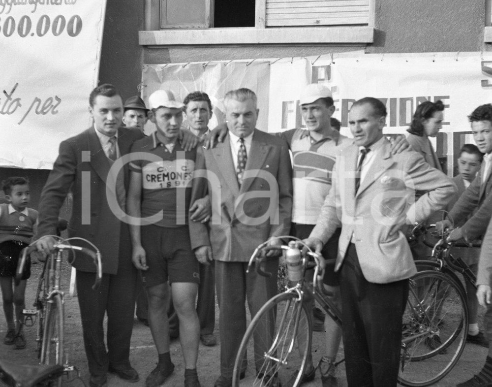 1950 BRESCIA Piazza della Loggia  Festa dell' "Avanti !" (10) NEGATIVO ORIGINALE 8 ottobre 1950Negativo originale artistico in bianco e nero, su pellicola, in formato cm 6 x 4,5 CONDIZIONI: FAIR ICharta mette in vendita, sul negozio eBay e in esclusiva sul sito "icharta" il proprio archivio composto da numerose diapositive e negativi fotografici d'epoca, tutti originali e autentici, che attraversano la storia del costume italiano tra gli la fine degli anni Sessanta e Novanta.Si tratta di uno sguardo inedito sull'attualità, la politica, la vita quotidiana, il gossip e la cultura, che fotografa il cambiamento della nazione in quest'ultimo scorcio del XX secolo. Un'occasione unica per il mercato del collezionismo, che vede finalmente disponibile un archivio eccezionale per vastità, tematiche e condizioni, in un settore (il negativo fotografico e la diapositiva) di assoluta novità e dalle interessanti prospettive di investimento. CONDIZIONI:FAIR/discreto originale e autentica 1