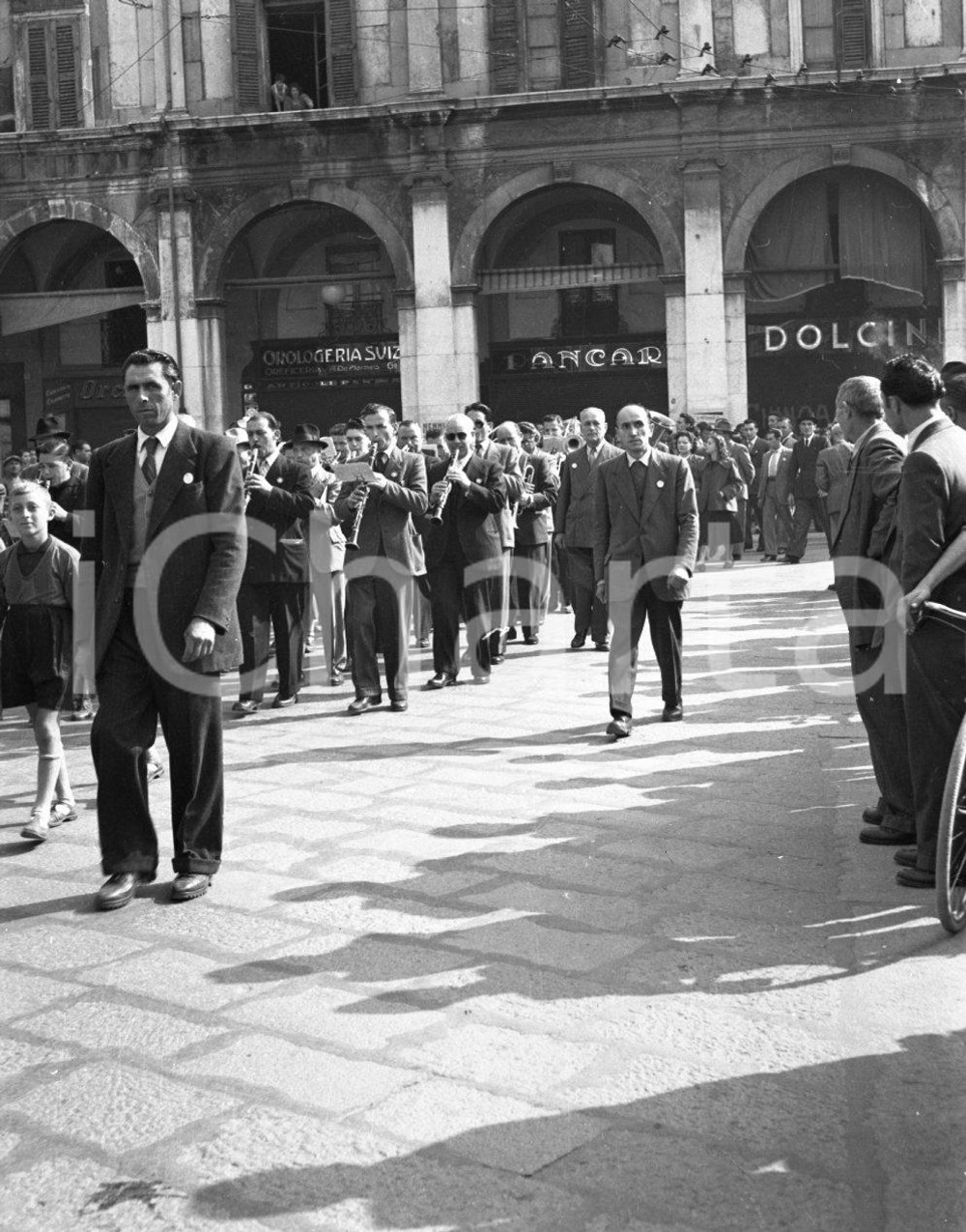 1950 BRESCIA Piazza della Loggia  Festa dell' "Avanti !" (9) NEGATIVO ORIGINALE 8 ottobre 1950Negativo originale artistico in bianco e nero, su pellicola, in formato cm 4,5 x 6 CONDIZIONI: FAIR ICharta mette in vendita, sul negozio eBay e in esclusiva sul sito "icharta" il proprio archivio composto da numerose diapositive e negativi fotografici d'epoca, tutti originali e autentici, che attraversano la storia del costume italiano tra gli la fine degli anni Sessanta e Novanta.Si tratta di uno sguardo inedito sull'attualità, la politica, la vita quotidiana, il gossip e la cultura, che fotografa il cambiamento della nazione in quest'ultimo scorcio del XX secolo. Un'occasione unica per il mercato del collezionismo, che vede finalmente disponibile un archivio eccezionale per vastità, tematiche e condizioni, in un settore (il negativo fotografico e la diapositiva) di assoluta novità e dalle interessanti prospettive di investimento. CONDIZIONI:FAIR/discreto originale e autentica 1