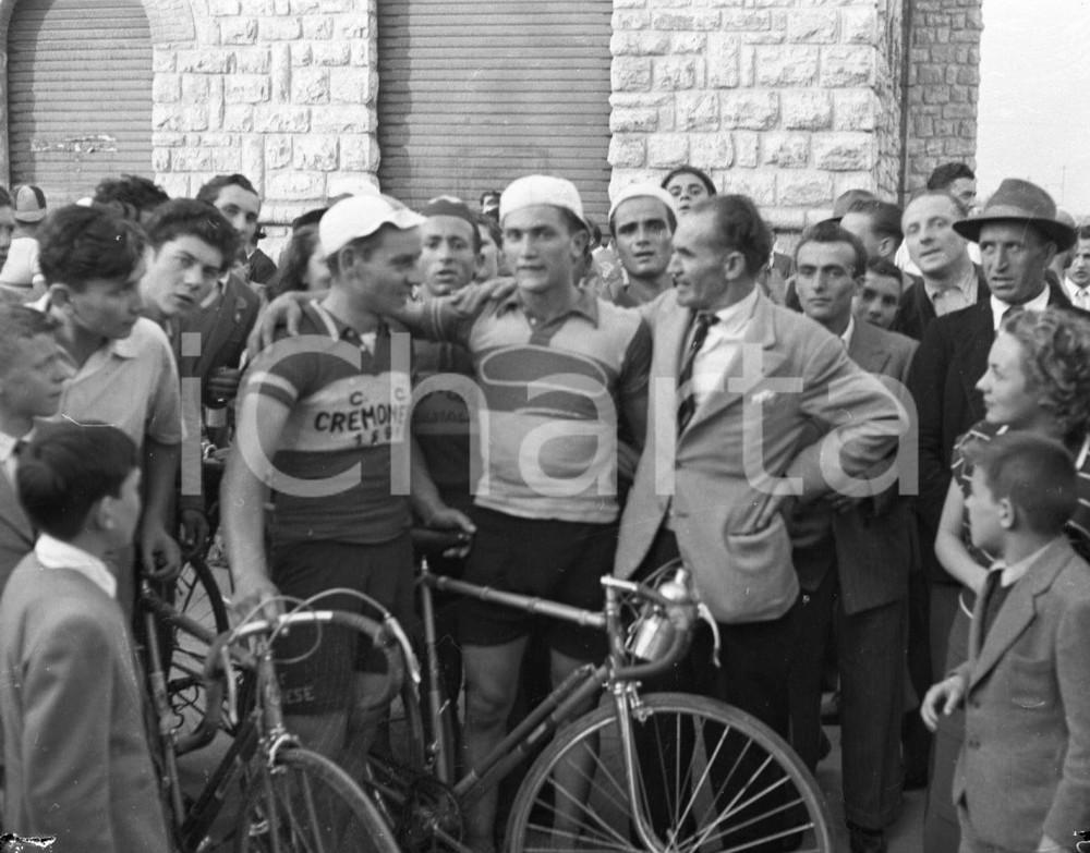 1950 BRESCIA Piazza della Loggia  Festa dell' "Avanti !" (11) NEGATIVO ORIGINALE Negativo originale artistico in bianco e nero, su pellicola, in formato cm 6 x 4,5 CONDIZIONI: FAIR ICharta mette in vendita, sul negozio eBay e in esclusiva sul sito "icharta" il proprio archivio composto da numerose diapositive e negativi fotografici d'epoca, tutti originali e autentici, che attraversano la storia del costume italiano tra gli la fine degli anni Sessanta e Novanta.Si tratta di uno sguardo inedito sull'attualità, la politica, la vita quotidiana, il gossip e la cultura, che fotografa il cambiamento della nazione in quest'ultimo scorcio del XX secolo. Un'occasione unica per il mercato del collezionismo, che vede finalmente disponibile un archivio eccezionale per vastità, tematiche e condizioni, in un settore (il negativo fotografico e la diapositiva) di assoluta novità e dalle interessanti prospettive di investimento. CONDIZIONI:FAIR/discreto originale e autentica 1