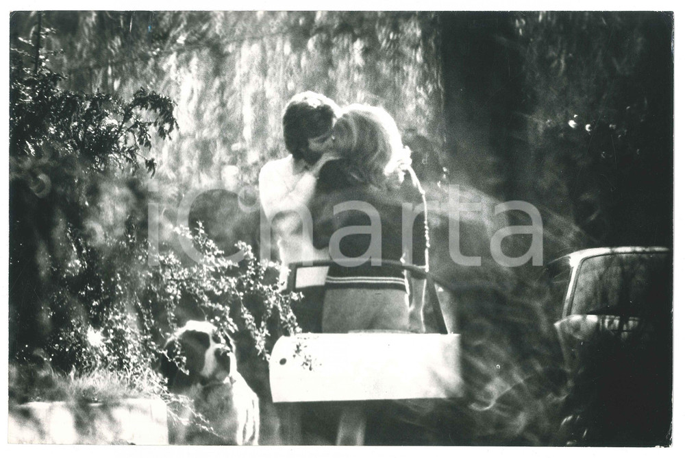 Fotografia d epoca originale 1970 ca ITALIA Ursula ANDRESS paparazzata con un uomo in giardino 6 1