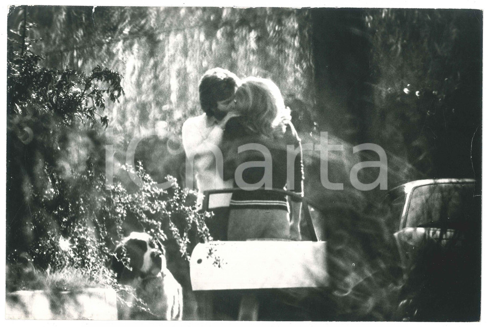 Fotografia d epoca originale 1970 ca ITALIA Ursula ANDRESS paparazzata con un uomo in giardino 2 1