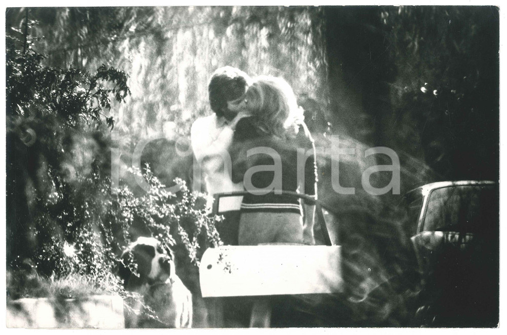 Fotografia d epoca originale 1970 ca ITALIA Ursula ANDRESS paparazzata con un uomo in giardino 4 1