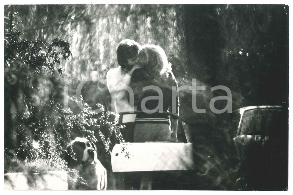 Fotografia d epoca originale 1970 ca ITALIA Ursula ANDRESS paparazzata con un uomo in giardino 5 1