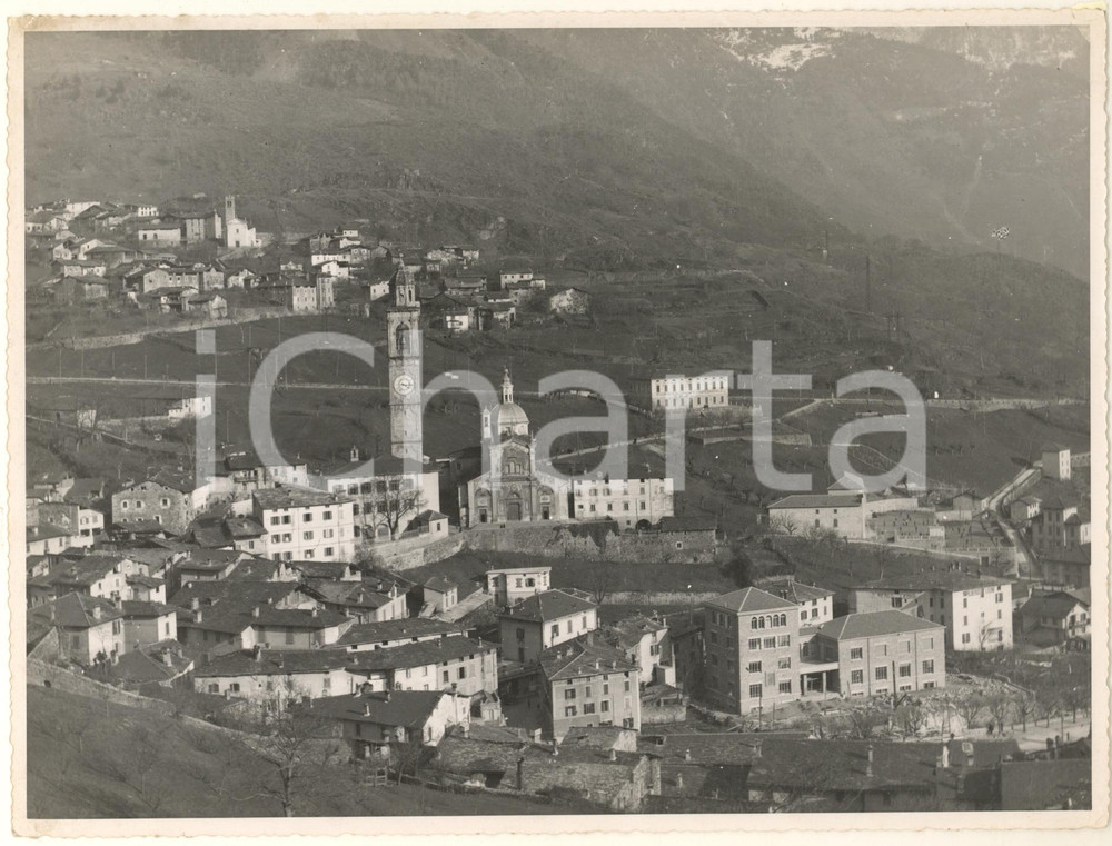1950 ca EDOLO (BS) Veduta panoramica dall'alto - Fotografia 24x18 cm Fotografia originale d'epoca.Didascalia manoscritta al verso. FAIR/discreto minimi graffi; residui cartacei al verso Formato: 24x18 cm originale e autentica 1