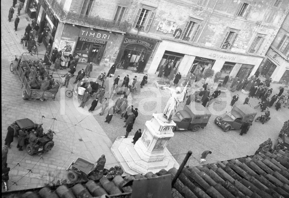 1951 BRESCIA Sciopero per visita gen EISENHOWER in Italia (1) NEGATIVO ORIGINALE 18 GENNAIO 1951Negativo originale artistico in bianco e nero, su pellicola, in formato cm 9 x 6 CONDIZIONI: FAIR ICharta mette in vendita, sul negozio eBay e in esclusiva sul sito "icharta" il proprio archivio composto da numerose diapositive e negativi fotografici d'epoca, tutti originali e autentici, che attraversano la storia del costume italiano tra gli la fine degli anni Sessanta e Novanta.Si tratta di uno sguardo inedito sull'attualità, la politica, la vita quotidiana, il gossip e la cultura, che fotografa il cambiamento della nazione in quest'ultimo scorcio del XX secolo. Un'occasione unica per il mercato del collezionismo, che vede finalmente disponibile un archivio eccezionale per vastità, tematiche e condizioni, in un settore (il negativo fotografico e la diapositiva) di assoluta novità e dalle interessanti prospettive di investimento. CONDIZIONI:FAIR/discreto originale e autentica 1