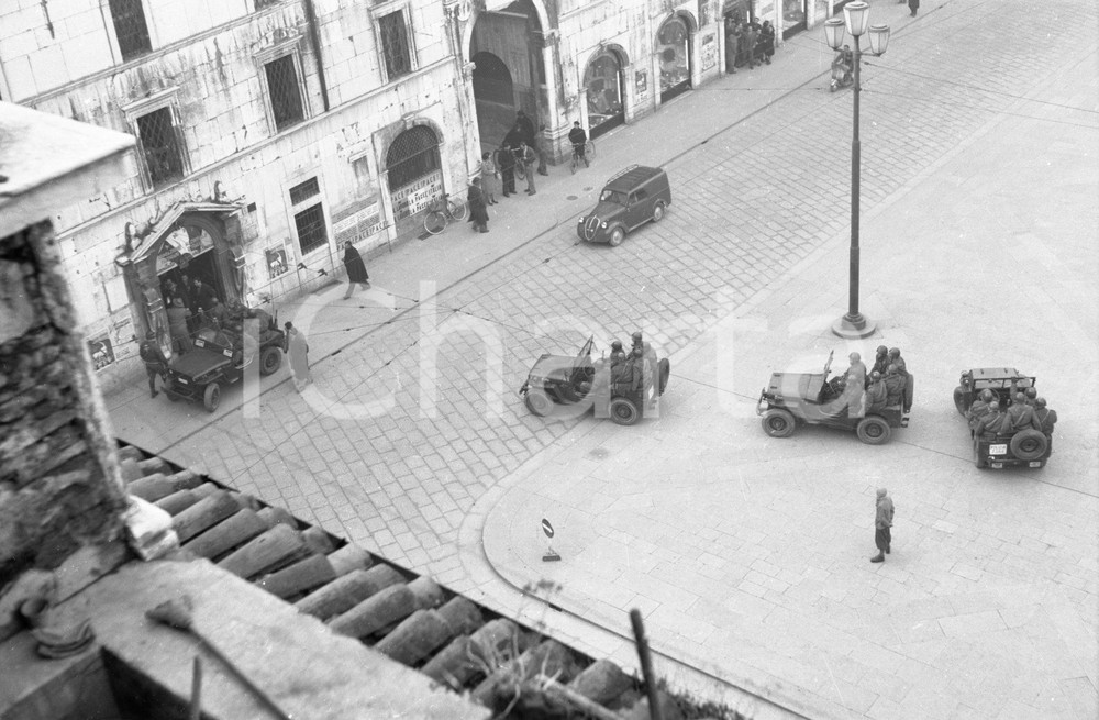 1951 BRESCIA Sciopero per visita EISENHOWER in Italia NEGATIVO ORIGINALE 18 gennaio 1951Negativo originale artistico in bianco e nero, su pellicola, in formato cm 9 x 6 CONDIZIONI: FAIR ICharta mette in vendita, sul negozio eBay e in esclusiva sul sito "icharta" il proprio archivio composto da numerose diapositive e negativi fotografici d'epoca, tutti originali e autentici, che attraversano la storia del costume italiano tra gli la fine degli anni Sessanta e Novanta.Si tratta di uno sguardo inedito sull'attualità, la politica, la vita quotidiana, il gossip e la cultura, che fotografa il cambiamento della nazione in quest'ultimo scorcio del XX secolo. Un'occasione unica per il mercato del collezionismo, che vede finalmente disponibile un archivio eccezionale per vastità, tematiche e condizioni, in un settore (il negativo fotografico e la diapositiva) di assoluta novità e dalle interessanti prospettive di investimento. CONDIZIONI:FAIR/discreto originale e autentica 1