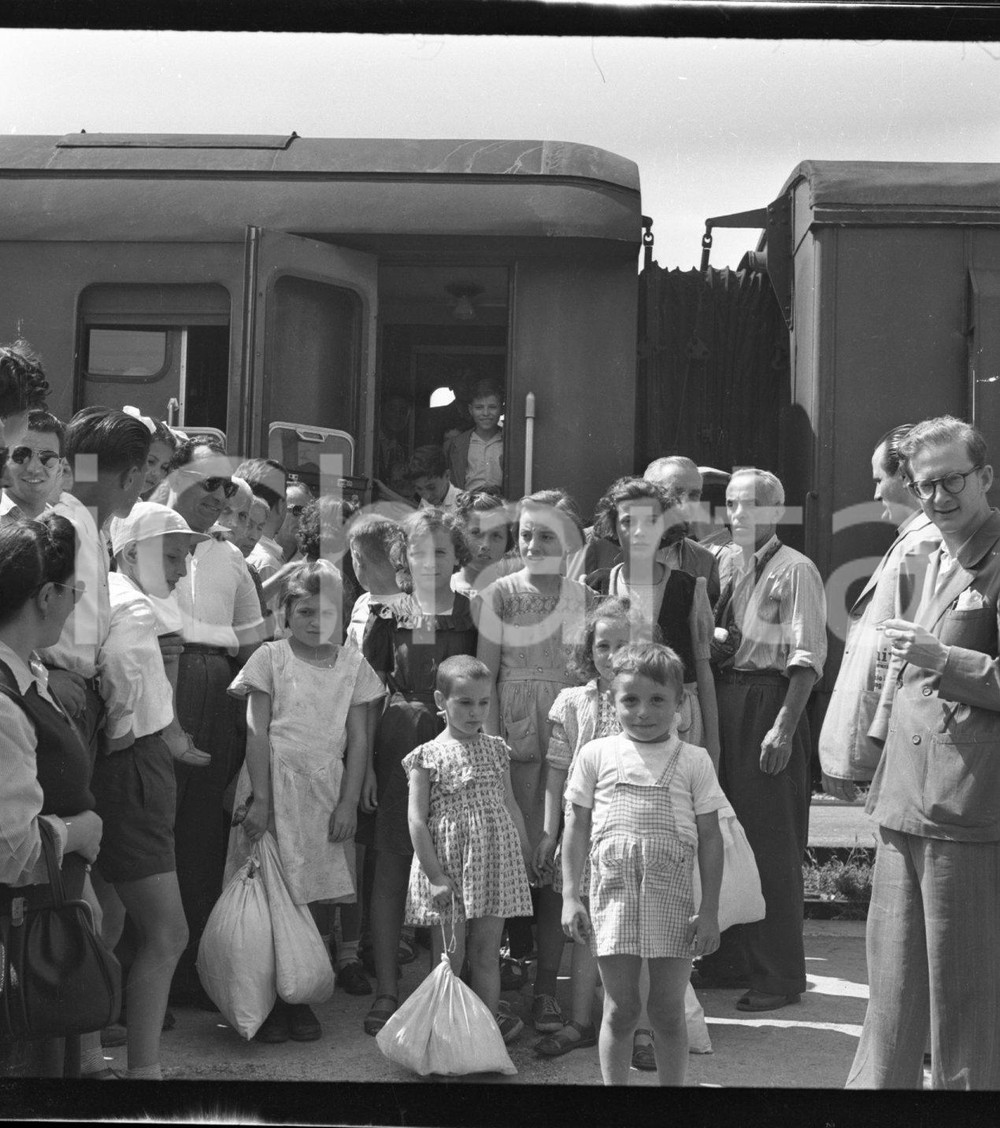 1951 BRESCIA Treno di bambini in partenza per le colonie (3) NEGATIVO ORIGINALE Negativo originale artistico in bianco e nero, su pellicola, in formato cm 6 x 6 CONDIZIONI: FAIR ICharta mette in vendita, sul negozio eBay e in esclusiva sul sito "icharta" il proprio archivio composto da numerose diapositive e negativi fotografici d'epoca, tutti originali e autentici, che attraversano la storia del costume italiano tra gli la fine degli anni Sessanta e Novanta.Si tratta di uno sguardo inedito sull'attualità, la politica, la vita quotidiana, il gossip e la cultura, che fotografa il cambiamento della nazione in quest'ultimo scorcio del XX secolo. Un'occasione unica per il mercato del collezionismo, che vede finalmente disponibile un archivio eccezionale per vastità, tematiche e condizioni, in un settore (il negativo fotografico e la diapositiva) di assoluta novità e dalle interessanti prospettive di investimento. CONDIZIONI:FAIR/discreto originale e autentica 1