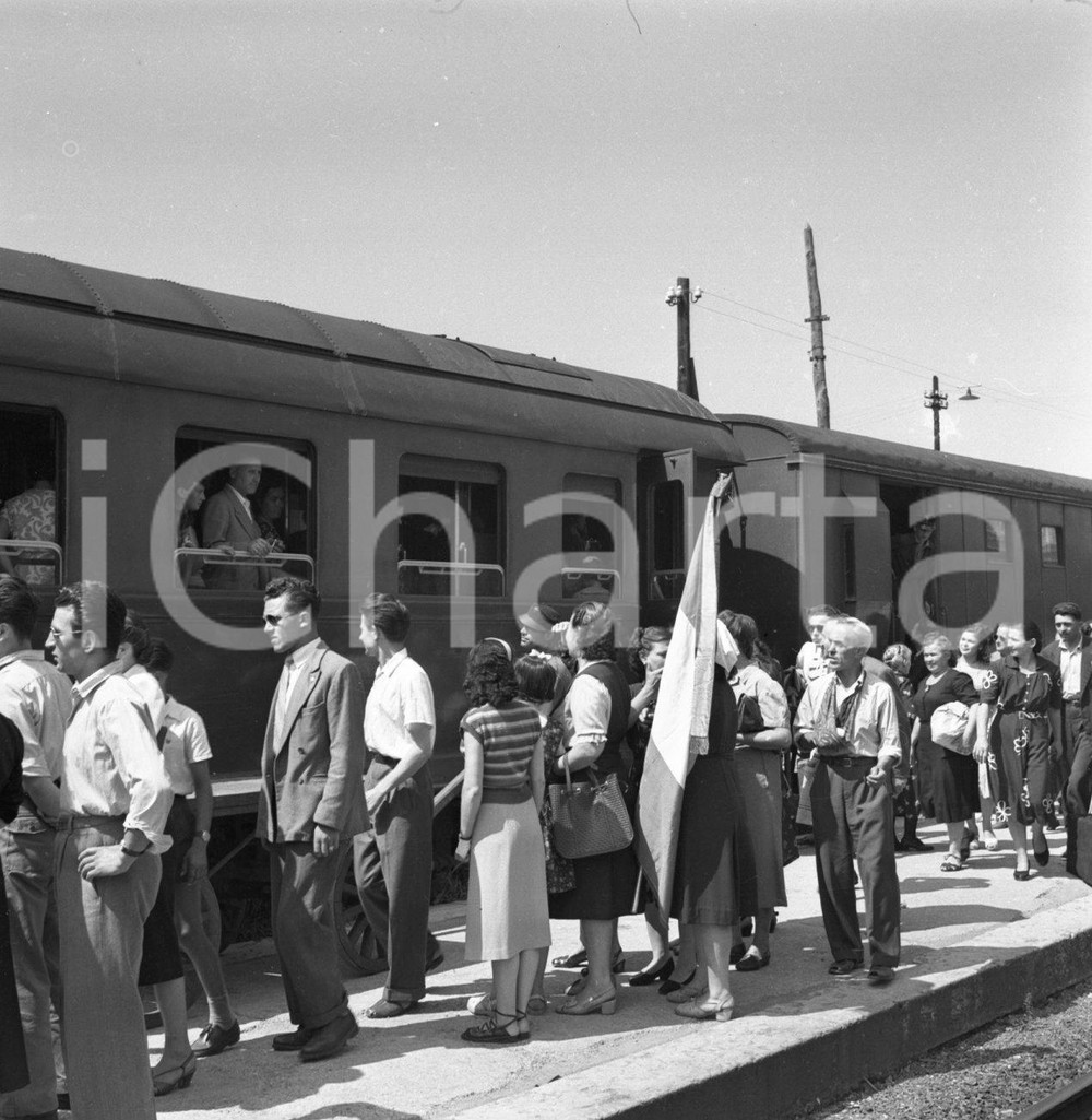 1951 BRESCIA Treno di bambini in partenza per le colonie (4) NEGATIVO ORIGINALE Negativo originale artistico in bianco e nero, su pellicola, in formato cm 6 x 6 CONDIZIONI: FAIR ICharta mette in vendita, sul negozio eBay e in esclusiva sul sito "icharta" il proprio archivio composto da numerose diapositive e negativi fotografici d'epoca, tutti originali e autentici, che attraversano la storia del costume italiano tra gli la fine degli anni Sessanta e Novanta.Si tratta di uno sguardo inedito sull'attualità, la politica, la vita quotidiana, il gossip e la cultura, che fotografa il cambiamento della nazione in quest'ultimo scorcio del XX secolo. Un'occasione unica per il mercato del collezionismo, che vede finalmente disponibile un archivio eccezionale per vastità, tematiche e condizioni, in un settore (il negativo fotografico e la diapositiva) di assoluta novità e dalle interessanti prospettive di investimento. CONDIZIONI:FAIR/discreto originale e autentica 1