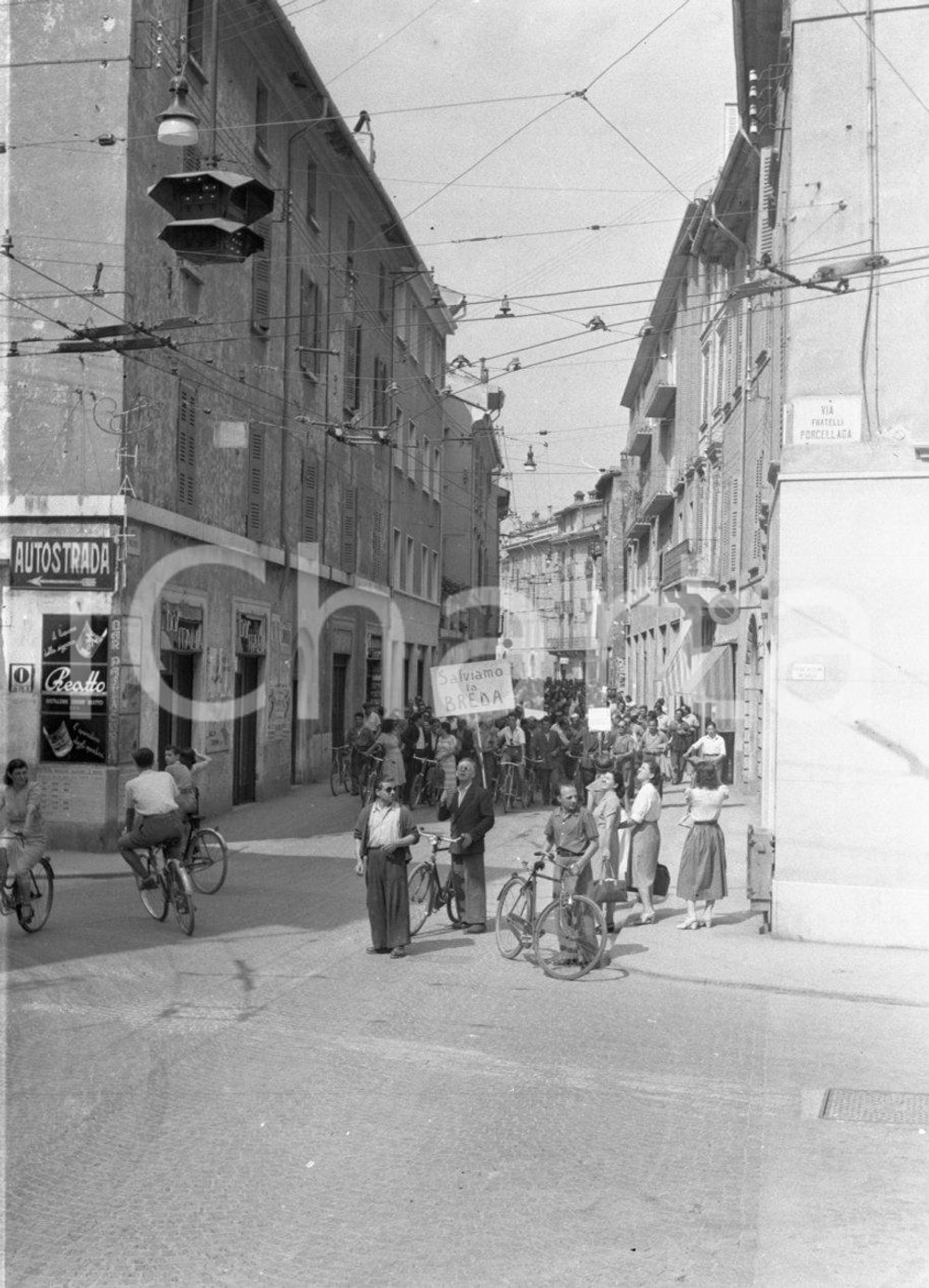 1951 BRESCIA C.so Palestro corteo "salviamo la BREDA" NEGATIVO ORIGINALE Negativo originale artistico in bianco e nero, su pellicola, in formato cm 4,5 x 6  CONDIZIONI: FAIR ICharta mette in vendita, sul negozio eBay e in esclusiva sul sito "icharta" il proprio archivio composto da numerose diapositive e negativi fotografici d'epoca, tutti originali e autentici, che attraversano la storia del costume italiano tra gli la fine degli anni Sessanta e Novanta.Si tratta di uno sguardo inedito sull'attualità, la politica, la vita quotidiana, il gossip e la cultura, che fotografa il cambiamento della nazione in quest'ultimo scorcio del XX secolo. Un'occasione unica per il mercato del collezionismo, che vede finalmente disponibile un archivio eccezionale per vastità, tematiche e condizioni, in un settore (il negativo fotografico e la diapositiva) di assoluta novità e dalle interessanti prospettive di investimento. CONDIZIONI:FAIR/discreto originale e autentica 1
