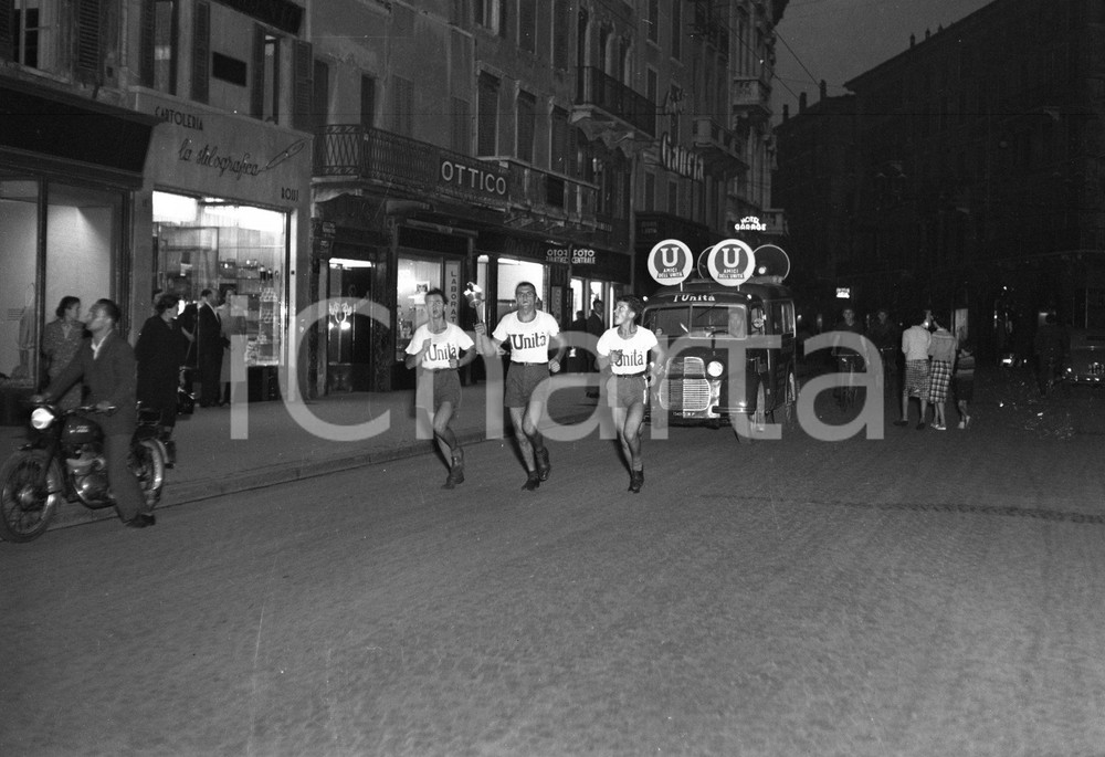 1951 BRESCIA Fiaccola "Unità" in c.so Zanardelli NEGATIVO ORIGINALE Negativo originale artistico in bianco e nero, su pellicola, in formato cm 9 x 6 CONDIZIONI: FAIR ICharta mette in vendita, sul negozio eBay e in esclusiva sul sito "icharta" il proprio archivio composto da numerose diapositive e negativi fotografici d'epoca, tutti originali e autentici, che attraversano la storia del costume italiano tra gli la fine degli anni Sessanta e Novanta.Si tratta di uno sguardo inedito sull'attualità, la politica, la vita quotidiana, il gossip e la cultura, che fotografa il cambiamento della nazione in quest'ultimo scorcio del XX secolo. Un'occasione unica per il mercato del collezionismo, che vede finalmente disponibile un archivio eccezionale per vastità, tematiche e condizioni, in un settore (il negativo fotografico e la diapositiva) di assoluta novità e dalle interessanti prospettive di investimento. CONDIZIONI:FAIR/discreto originale e autentica 1