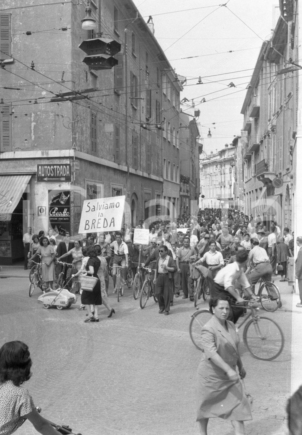 1951 BRESCIA C.so Palestro corteo "salviamo la BREDA" (1) NEGATIVO ORIGINALE Negativo originale artistico in bianco e nero, su pellicola, in formato cm 4,5 x 6  CONDIZIONI: FAIR ICharta mette in vendita, sul negozio eBay e in esclusiva sul sito "icharta" il proprio archivio composto da numerose diapositive e negativi fotografici d'epoca, tutti originali e autentici, che attraversano la storia del costume italiano tra gli la fine degli anni Sessanta e Novanta.Si tratta di uno sguardo inedito sull'attualità, la politica, la vita quotidiana, il gossip e la cultura, che fotografa il cambiamento della nazione in quest'ultimo scorcio del XX secolo. Un'occasione unica per il mercato del collezionismo, che vede finalmente disponibile un archivio eccezionale per vastità, tematiche e condizioni, in un settore (il negativo fotografico e la diapositiva) di assoluta novità e dalle interessanti prospettive di investimento. CONDIZIONI:FAIR/discreto originale e autentica 1