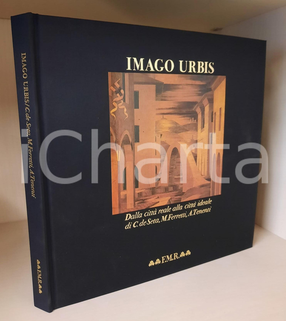 1986 André CHASTEL Imago urbis - Franco Maria RICCI Editore FMR Brossura editoriale d'epoca con copertina telata rigida, cofanetto e tagliando di controllo con sigla autografa.Con testi di Cesare De Seta, Massimo Ferretti, Alberto Tenenti.Volume tirato in 5000 copie numerate. Esemplare 820/5000.TITOLO: Imago urbis - Dalla città reale alla città idealeCOLLANA: QuadreriaEDITORE: Franco Maria Ricci EditorePAGINE: 193 FAIR/discreto Lievi macchie al cofanetto Formato: 32x32 cm originale e autentica 1