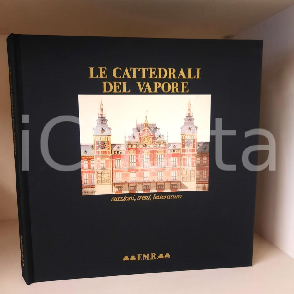 1985 Giovanni MARIOTTI Cattedrali del vapore - Franco Maria RICCI Editore FMR Brossura editoriale d'epoca con copertina telata rigida, cofanetto e tagliando di controllo con sigla autografa.Con introduzione di Jean Dethier. Volume tirato in 5000 copie numerate. Esemplare 937/5000.TITOLO: Le cattedrali del vapore - Stazioni, treni, letteraturaCOLLANA: QuadreriaEDITORE: Franco Maria Ricci EditorePAGINE: 240 FAIR/discreto Lievi segni di uso al cofanetto Formato: 32x32 cm originale e autentica 1
