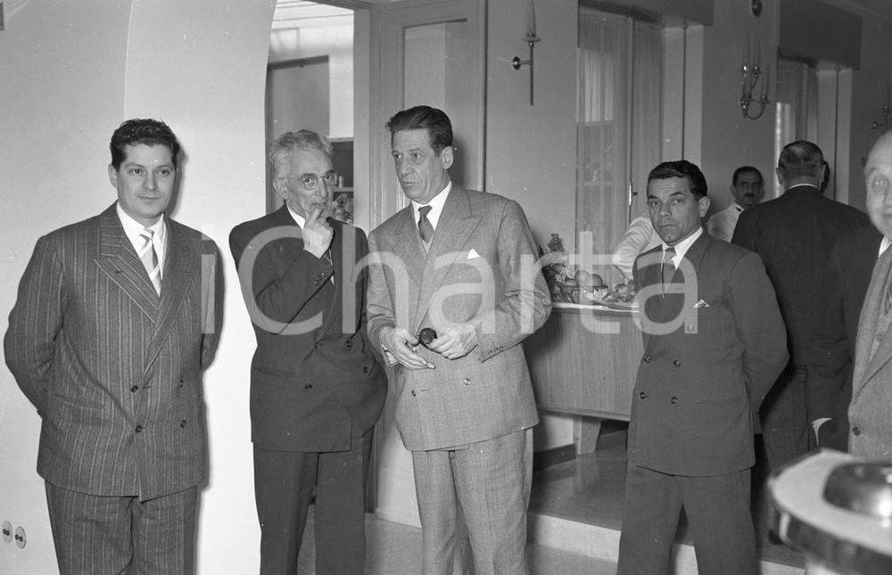 1955 SALE MARASINO LUCIANO IMBRIANI ad albergo Motta (12) NEGATIVO ORIGINALE Nel negativo sono ritratti anche LUCIANO IMBRIANI e il direttore EPT  ESPOSITO Negativo originale artistico in bianco e nero, su pellicola, in formato cm 9 x 6 CONDIZIONI: FAIR ICharta mette in vendita, sul negozio eBay e in esclusiva sul sito "icharta" il proprio archivio composto da numerose diapositive e negativi fotografici d'epoca, tutti originali e autentici, che attraversano la storia del costume italiano tra gli la fine degli anni Sessanta e Novanta.Si tratta di uno sguardo inedito sull'attualità, la politica, la vita quotidiana, il gossip e la cultura, che fotografa il cambiamento della nazione in quest'ultimo scorcio del XX secolo. Un'occasione unica per il mercato del collezionismo, che vede finalmente disponibile un archivio eccezionale per vastità, tematiche e condizioni, in un settore (il negativo fotografico e la diapositiva) di assoluta novità e dalle interessanti prospettive di investimento. CONDIZIONI:FAIR/discreto originale e autentica 1