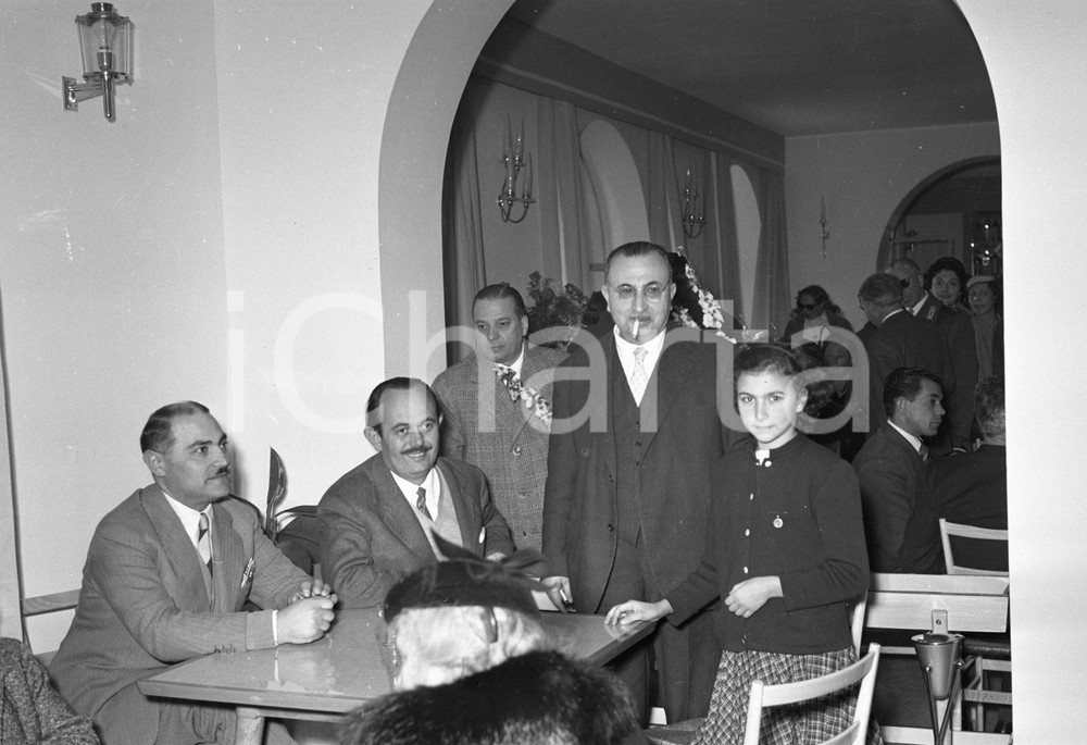 1955 SALE MARASINO Bruno BONI Cosimo MINERVINI albergo Motta (13) NEGATIVO ORIG.  Negativo originale artistico in bianco e nero, su pellicola, in formato cm 9 x 6 CONDIZIONI: FAIR ICharta mette in vendita, sul negozio eBay e in esclusiva sul sito "icharta" il proprio archivio composto da numerose diapositive e negativi fotografici d'epoca, tutti originali e autentici, che attraversano la storia del costume italiano tra gli la fine degli anni Sessanta e Novanta.Si tratta di uno sguardo inedito sull'attualità, la politica, la vita quotidiana, il gossip e la cultura, che fotografa il cambiamento della nazione in quest'ultimo scorcio del XX secolo. Un'occasione unica per il mercato del collezionismo, che vede finalmente disponibile un archivio eccezionale per vastità, tematiche e condizioni, in un settore (il negativo fotografico e la diapositiva) di assoluta novità e dalle interessanti prospettive di investimento. CONDIZIONI:FAIR/discreto originale e autentica 1