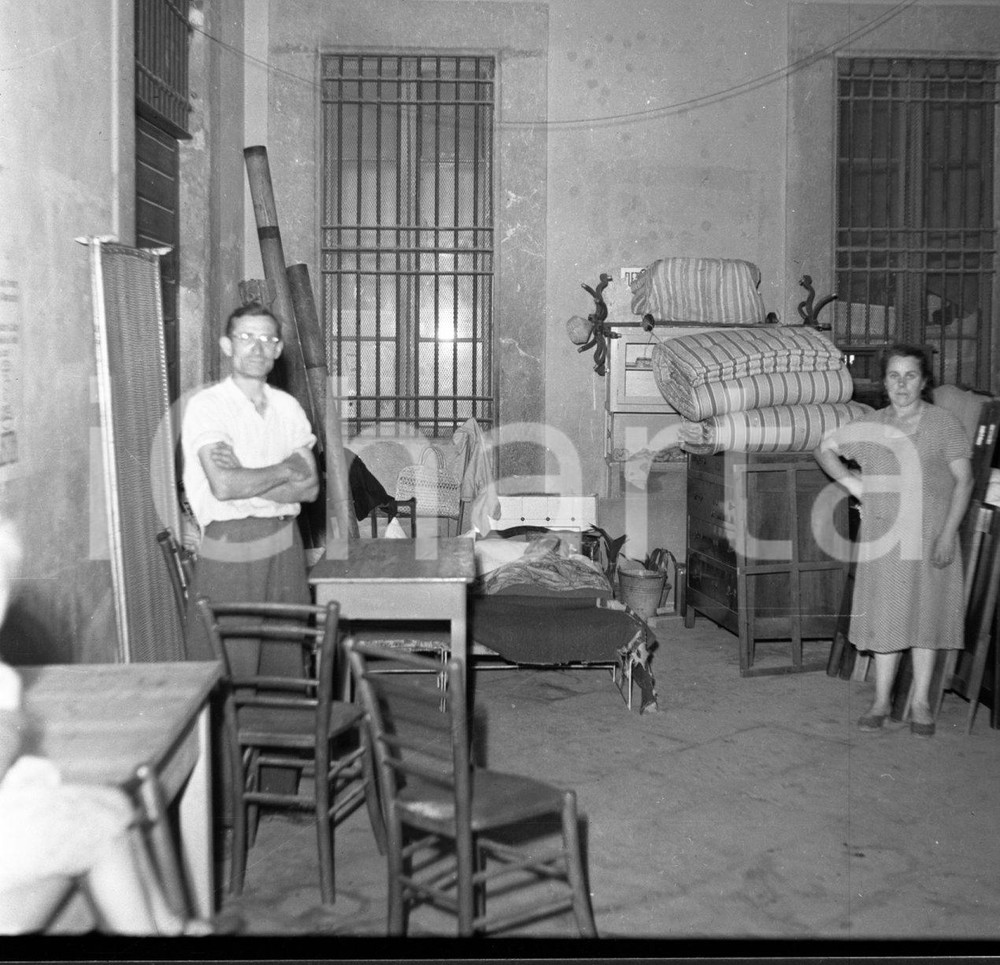 1951 BRESCIA il dramma degli sfrattati in p.le Arnaldo NEGATIVO ORIGINALE Negativo originale artistico in bianco e nero, su pellicola, in formato cm 6 x 6 CONDIZIONI: FAIR ICharta mette in vendita, sul negozio eBay e in esclusiva sul sito "icharta" il proprio archivio composto da numerose diapositive e negativi fotografici d'epoca, tutti originali e autentici, che attraversano la storia del costume italiano tra gli la fine degli anni Sessanta e Novanta.Si tratta di uno sguardo inedito sull'attualità, la politica, la vita quotidiana, il gossip e la cultura, che fotografa il cambiamento della nazione in quest'ultimo scorcio del XX secolo. Un'occasione unica per il mercato del collezionismo, che vede finalmente disponibile un archivio eccezionale per vastità, tematiche e condizioni, in un settore (il negativo fotografico e la diapositiva) di assoluta novità e dalle interessanti prospettive di investimento. CONDIZIONI:FAIR/discreto originale e autentica 1