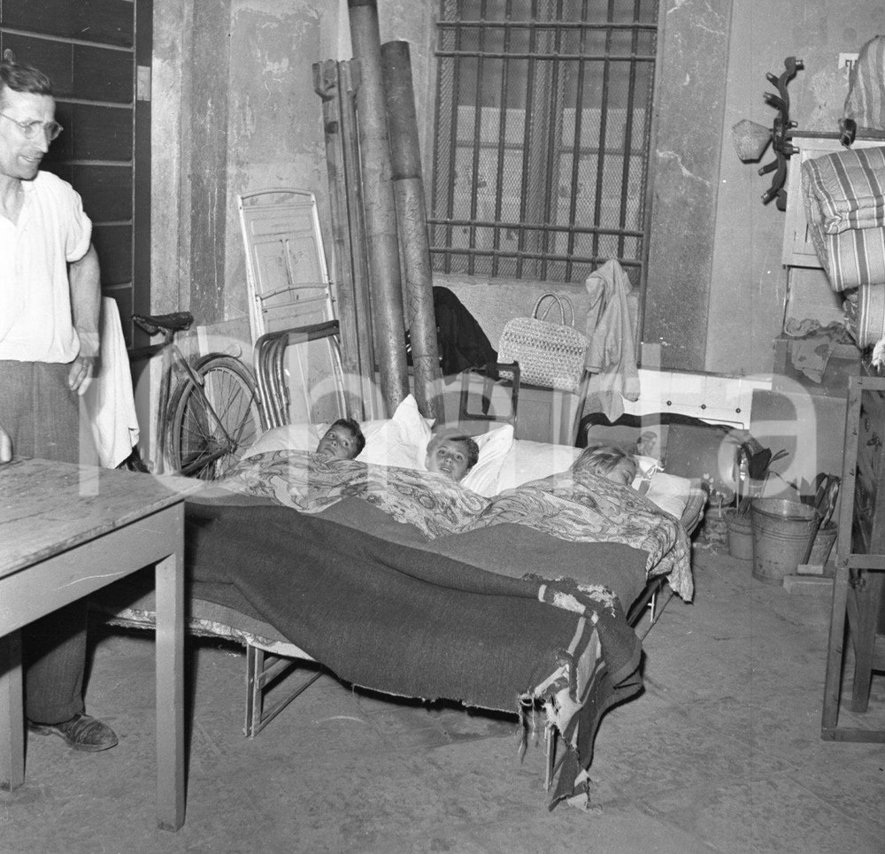 1951 BRESCIA il dramma degli sfrattati in p.le Arnaldo (2) NEGATIVO ORIGINALE Negativo originale artistico in bianco e nero, su pellicola, in formato cm 6 x 6 CONDIZIONI: FAIR ICharta mette in vendita, sul negozio eBay e in esclusiva sul sito "icharta" il proprio archivio composto da numerose diapositive e negativi fotografici d'epoca, tutti originali e autentici, che attraversano la storia del costume italiano tra gli la fine degli anni Sessanta e Novanta.Si tratta di uno sguardo inedito sull'attualità, la politica, la vita quotidiana, il gossip e la cultura, che fotografa il cambiamento della nazione in quest'ultimo scorcio del XX secolo. Un'occasione unica per il mercato del collezionismo, che vede finalmente disponibile un archivio eccezionale per vastità, tematiche e condizioni, in un settore (il negativo fotografico e la diapositiva) di assoluta novità e dalle interessanti prospettive di investimento. CONDIZIONI:FAIR/discreto originale e autentica 1