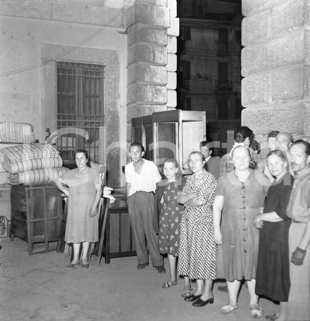 1951 BRESCIA il dramma degli sfrattati in p.le Arnaldo (1) NEGATIVO ORIGINALE Negativo originale artistico in bianco e nero, su pellicola, in formato cm 6 x 6 CONDIZIONI: FAIR ICharta mette in vendita, sul negozio eBay e in esclusiva sul sito "icharta" il proprio archivio composto da numerose diapositive e negativi fotografici d'epoca, tutti originali e autentici, che attraversano la storia del costume italiano tra gli la fine degli anni Sessanta e Novanta.Si tratta di uno sguardo inedito sull'attualità, la politica, la vita quotidiana, il gossip e la cultura, che fotografa il cambiamento della nazione in quest'ultimo scorcio del XX secolo. Un'occasione unica per il mercato del collezionismo, che vede finalmente disponibile un archivio eccezionale per vastità, tematiche e condizioni, in un settore (il negativo fotografico e la diapositiva) di assoluta novità e dalle interessanti prospettive di investimento. CONDIZIONI:FAIR/discreto originale e autentica 1