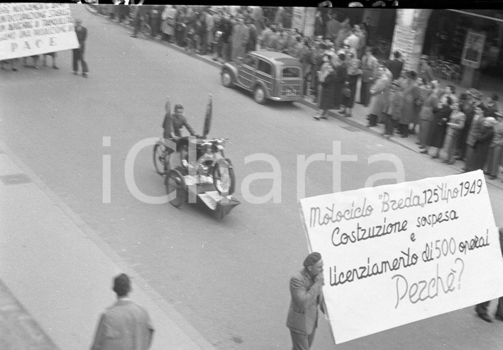 1951 BRESCIA Corteo per la festa del 1° maggio (5) NEGATIVO ORIGINALE Negativo originale artistico in bianco e nero, su pellicola, in formato cm 6 x 4,5 CONDIZIONI: FAIR ICharta mette in vendita, sul negozio eBay e in esclusiva sul sito "icharta" il proprio archivio composto da numerose diapositive e negativi fotografici d'epoca, tutti originali e autentici, che attraversano la storia del costume italiano tra gli la fine degli anni Sessanta e Novanta.Si tratta di uno sguardo inedito sull'attualità, la politica, la vita quotidiana, il gossip e la cultura, che fotografa il cambiamento della nazione in quest'ultimo scorcio del XX secolo. Un'occasione unica per il mercato del collezionismo, che vede finalmente disponibile un archivio eccezionale per vastità, tematiche e condizioni, in un settore (il negativo fotografico e la diapositiva) di assoluta novità e dalle interessanti prospettive di investimento. CONDIZIONI:FAIR/discreto originale e autentica 1