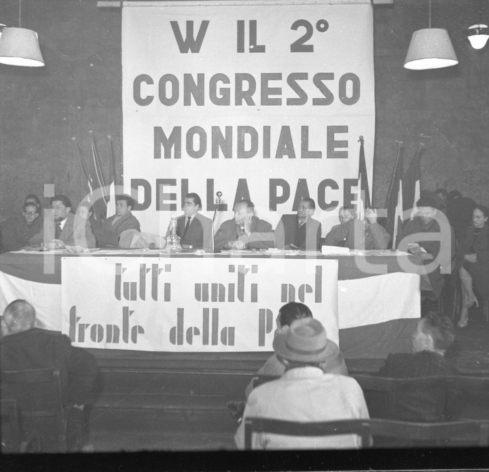1951 BRESCIA 2° Congresso Mondiale della Pace NEGATIVO ORIGINALE Negativo originale artistico in bianco e nero, su pellicola, in formato cm 6 x 6 CONDIZIONI: FAIR ICharta mette in vendita, sul negozio eBay e in esclusiva sul sito "icharta" il proprio archivio composto da numerose diapositive e negativi fotografici d'epoca, tutti originali e autentici, che attraversano la storia del costume italiano tra gli la fine degli anni Sessanta e Novanta.Si tratta di uno sguardo inedito sull'attualità, la politica, la vita quotidiana, il gossip e la cultura, che fotografa il cambiamento della nazione in quest'ultimo scorcio del XX secolo. Un'occasione unica per il mercato del collezionismo, che vede finalmente disponibile un archivio eccezionale per vastità, tematiche e condizioni, in un settore (il negativo fotografico e la diapositiva) di assoluta novità e dalle interessanti prospettive di investimento. CONDIZIONI:FAIR/discreto originale e autentica 1