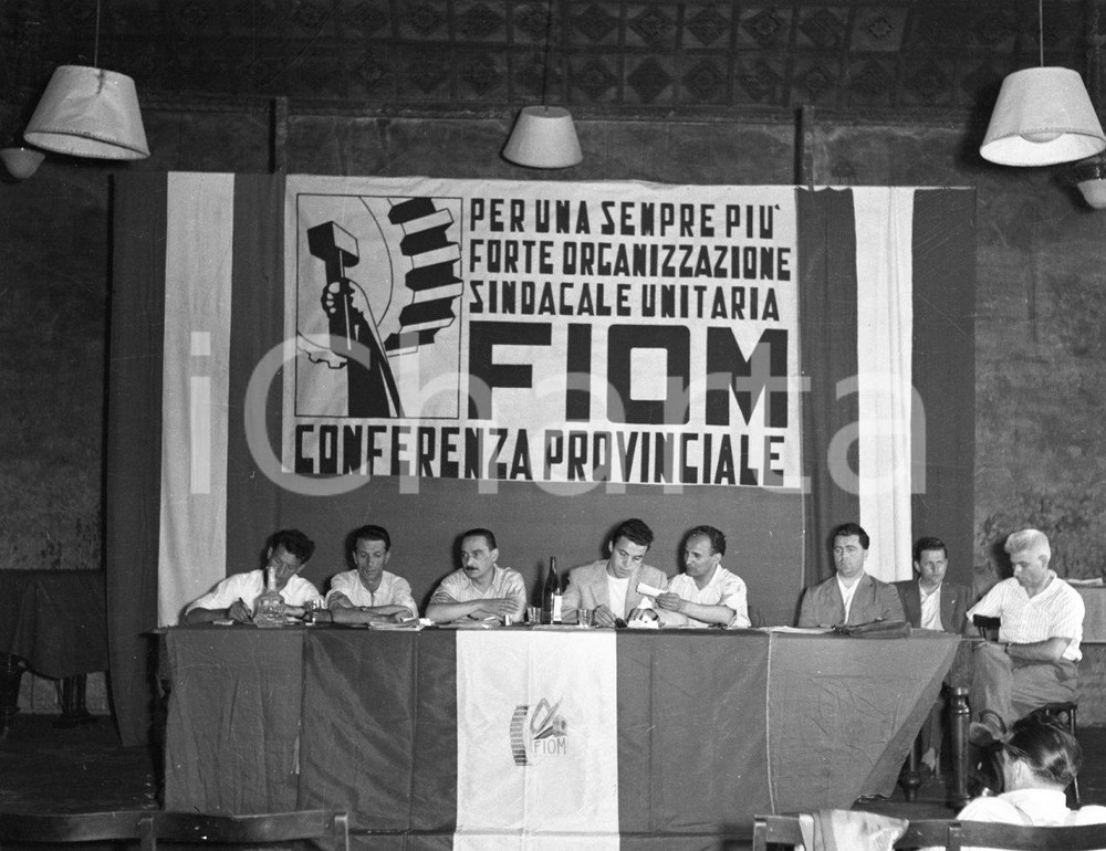 1951 BRESCIA Conferenza provinciale FIOM  NEGATIVO ORIGINALE Negativo originale artistico in bianco e nero, su pellicola, in formato cm 6 x 4,5 CONDIZIONI: FAIR ICharta mette in vendita, sul negozio eBay e in esclusiva sul sito "icharta" il proprio archivio composto da numerose diapositive e negativi fotografici d'epoca, tutti originali e autentici, che attraversano la storia del costume italiano tra gli la fine degli anni Sessanta e Novanta.Si tratta di uno sguardo inedito sull'attualità, la politica, la vita quotidiana, il gossip e la cultura, che fotografa il cambiamento della nazione in quest'ultimo scorcio del XX secolo. Un'occasione unica per il mercato del collezionismo, che vede finalmente disponibile un archivio eccezionale per vastità, tematiche e condizioni, in un settore (il negativo fotografico e la diapositiva) di assoluta novità e dalle interessanti prospettive di investimento. CONDIZIONI:FAIR/discreto originale e autentica 1