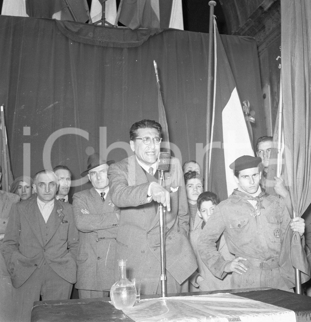 1951 BRESCIA Comizio on. Riccardo  LOMBARDI Bigio SAVOLDI NEGATIVO ORIGINALE Nel negativo anche Cesare BELLERINegativo originale artistico in bianco e nero, su pellicola, in formato cm 6 x 6 CONDIZIONI: FAIR ICharta mette in vendita, sul negozio eBay e in esclusiva sul sito "icharta" il proprio archivio composto da numerose diapositive e negativi fotografici d'epoca, tutti originali e autentici, che attraversano la storia del costume italiano tra gli la fine degli anni Sessanta e Novanta.Si tratta di uno sguardo inedito sull'attualità, la politica, la vita quotidiana, il gossip e la cultura, che fotografa il cambiamento della nazione in quest'ultimo scorcio del XX secolo. Un'occasione unica per il mercato del collezionismo, che vede finalmente disponibile un archivio eccezionale per vastità, tematiche e condizioni, in un settore (il negativo fotografico e la diapositiva) di assoluta novità e dalle interessanti prospettive di investimento. CONDIZIONI:FAIR/discreto originale e autentica 1