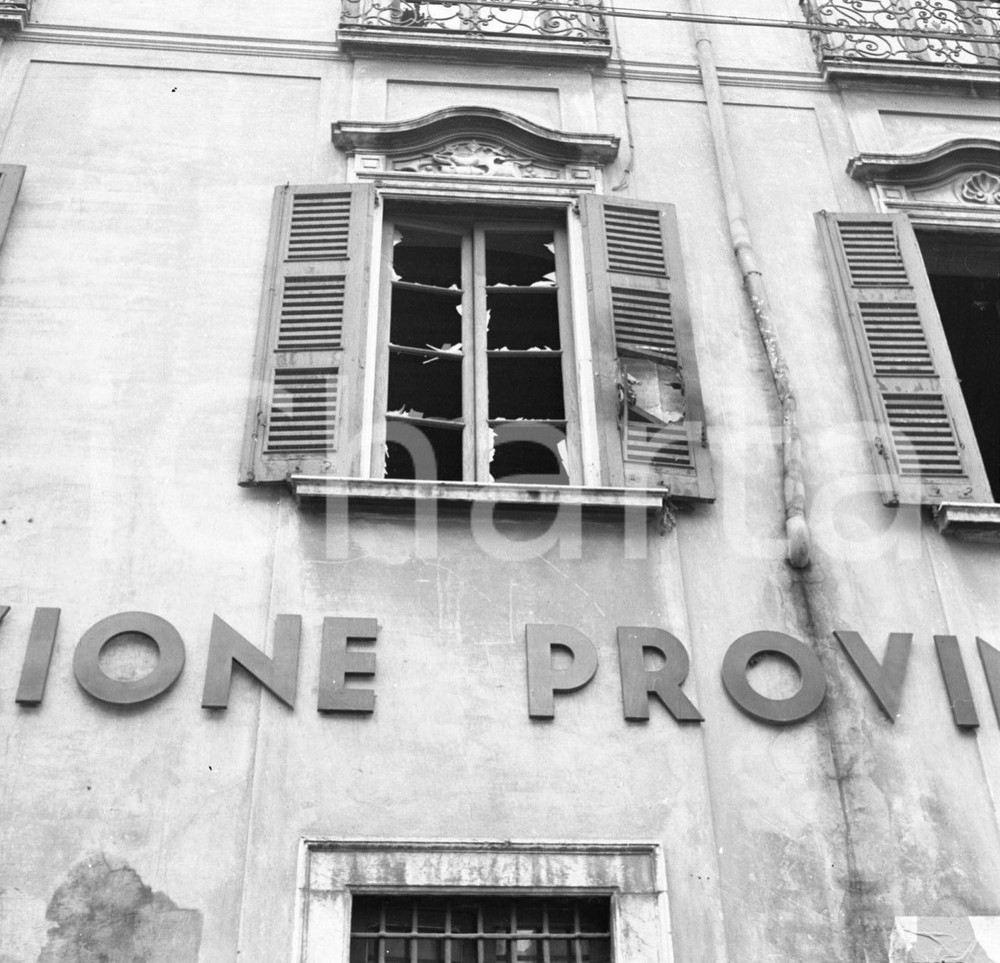 1951 BRESCIA Bomba contro sede P.C.I. in via Gramsci (2) NEGATIVO ORIGINALE Negativo originale artistico in bianco e nero, su pellicola, in formato cm 6 x 6 CONDIZIONI: FAIR ICharta mette in vendita, sul negozio eBay e in esclusiva sul sito "icharta" il proprio archivio composto da numerose diapositive e negativi fotografici d'epoca, tutti originali e autentici, che attraversano la storia del costume italiano tra gli la fine degli anni Sessanta e Novanta.Si tratta di uno sguardo inedito sull'attualità, la politica, la vita quotidiana, il gossip e la cultura, che fotografa il cambiamento della nazione in quest'ultimo scorcio del XX secolo. Un'occasione unica per il mercato del collezionismo, che vede finalmente disponibile un archivio eccezionale per vastità, tematiche e condizioni, in un settore (il negativo fotografico e la diapositiva) di assoluta novità e dalle interessanti prospettive di investimento. CONDIZIONI:FAIR/discreto originale e autentica 1