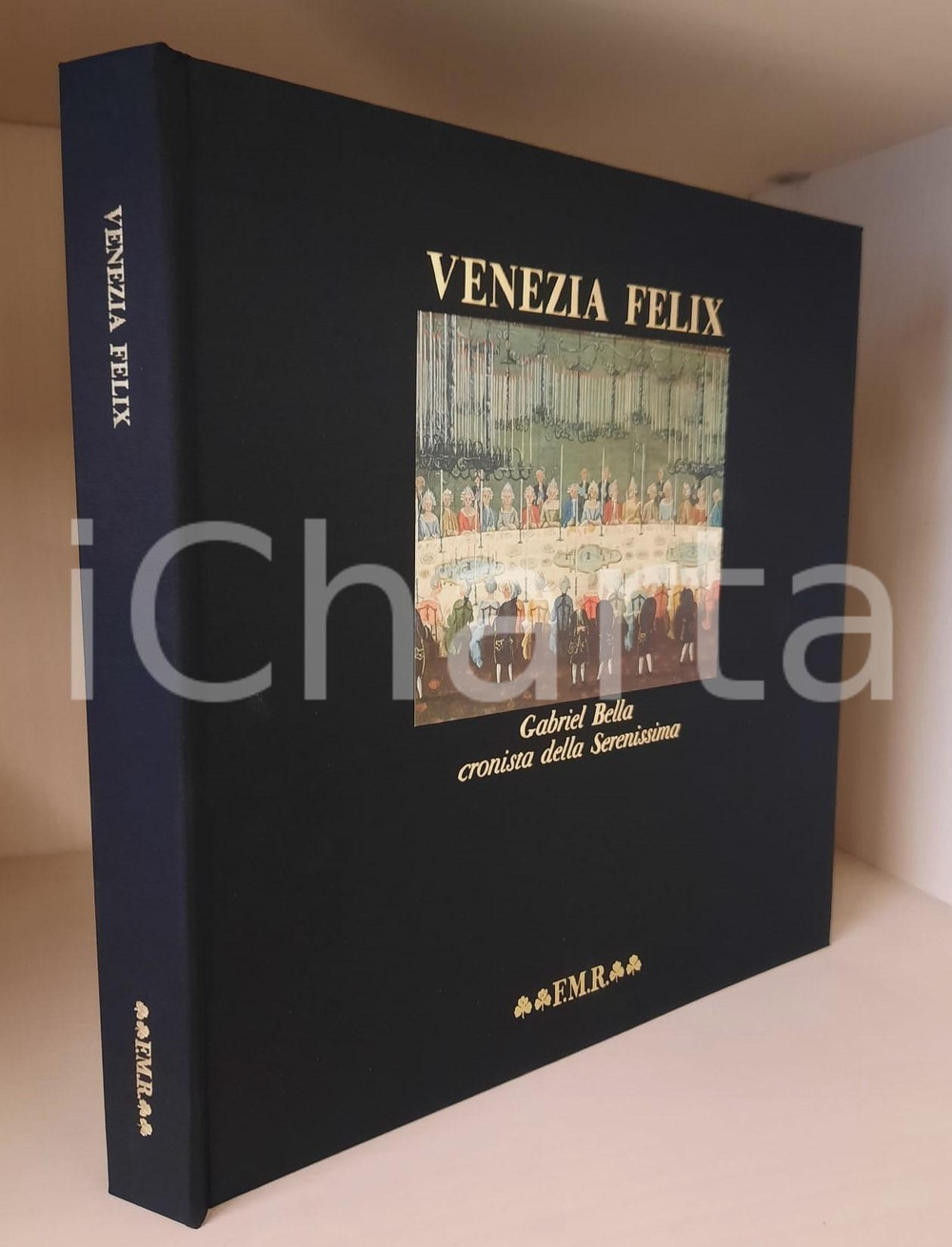 1984 Alvise ZORZI Venezia felix - Gabriel Bella cronista della Serenissima FMR Brossura editoriale d'epoca con copertina telata rigida, cofanetto e tagliando di controllo con sigla autografa.Introduzione di Vittorio Sgarbi.Testo in francese e italiano.Volume tirato in 5000 copie numerate. Esemplare 844/3000.COLLANA: QuadreriaEDITORE: Franco Maria Ricci EditorePAGINE:220 FAIR/discreto Lievi segni di uso al cofanetto Formato: 32x32 cm originale e autentica 1