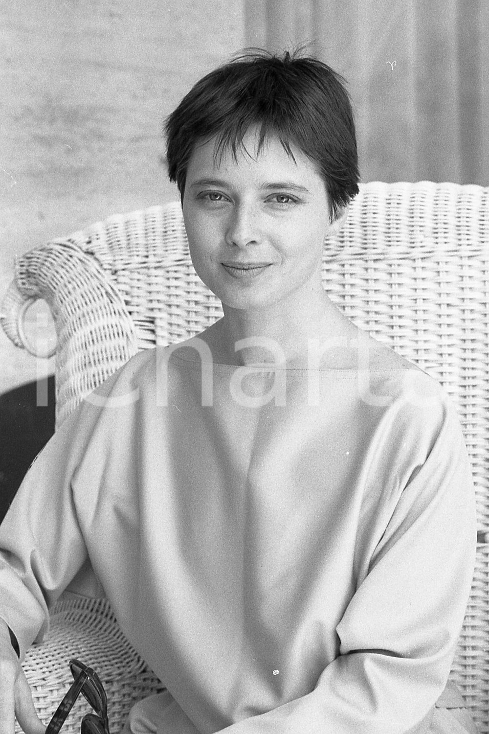 1987 CANNES Isabella ROSSELLINI Ritratto NEGATIVO ORIGINALE Negativo originale in bianco e nero, in formato 35mm CONDIZIONI: FAIR E' SEVERAMENTE VIETATA LA RIPRODUZIONE.TUTTI I DIRITTI SONO RISERVATI.ICharta mette in vendita, sul negozio eBay e in esclusiva sul sito "icharta" il proprio archivio composto da numerose diapositive e negativi fotografici d'epoca, tutti originali e autentici, che attraversano la storia del costume italiano tra gli la fine degli anni Sessanta e Novanta.Si tratta di uno sguardo inedito sull'attualità, la politica, la vita quotidiana, il gossip e la cultura, che fotografa il cambiamento della nazione in quest'ultimo scorcio del XX secolo. Un'occasione unica per il mercato del collezionismo, che vede finalmente disponibile un archivio eccezionale per vastità, tematiche e condizioni, in un settore (il negativo fotografico e la diapositiva) di assoluta novità e dalle interessanti prospettive di investimento. CONDIZIONI:FAIR/discreto originale e autentica 1