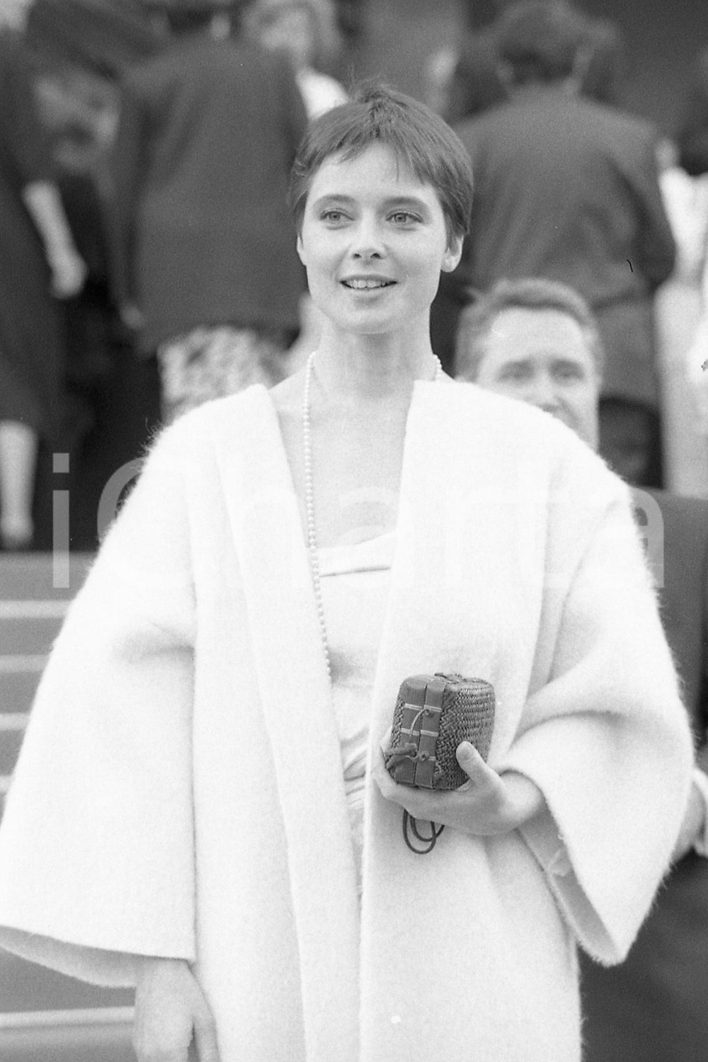 1987 CANNES Isabella ROSSELLINI partecipa al Festival 1 NEGATIVO ORIGINALE Negativo originale in bianco e nero, in formato 35mm CONDIZIONI: FAIR E' SEVERAMENTE VIETATA LA RIPRODUZIONE.TUTTI I DIRITTI SONO RISERVATI.ICharta mette in vendita, sul negozio eBay e in esclusiva sul sito "icharta" il proprio archivio composto da numerose diapositive e negativi fotografici d'epoca, tutti originali e autentici, che attraversano la storia del costume italiano tra gli la fine degli anni Sessanta e Novanta.Si tratta di uno sguardo inedito sull'attualità, la politica, la vita quotidiana, il gossip e la cultura, che fotografa il cambiamento della nazione in quest'ultimo scorcio del XX secolo. Un'occasione unica per il mercato del collezionismo, che vede finalmente disponibile un archivio eccezionale per vastità, tematiche e condizioni, in un settore (il negativo fotografico e la diapositiva) di assoluta novità e dalle interessanti prospettive di investimento. FAIR/discreto   originale e autentica 1