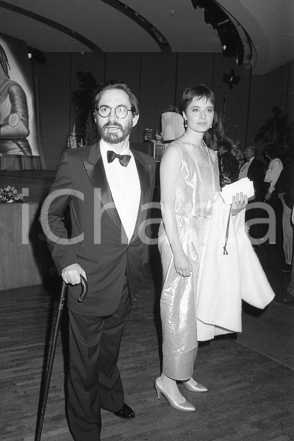 1987 CANNES Isabella e Renzo ROSSELLINI al Festival 4 NEGATIVO ORIGINALE Negativo originale in bianco e nero, in formato 35mm CONDIZIONI: FAIR E' SEVERAMENTE VIETATA LA RIPRODUZIONE.TUTTI I DIRITTI SONO RISERVATI.ICharta mette in vendita, sul negozio eBay e in esclusiva sul sito "icharta" il proprio archivio composto da numerose diapositive e negativi fotografici d'epoca, tutti originali e autentici, che attraversano la storia del costume italiano tra gli la fine degli anni Sessanta e Novanta.Si tratta di uno sguardo inedito sull'attualità, la politica, la vita quotidiana, il gossip e la cultura, che fotografa il cambiamento della nazione in quest'ultimo scorcio del XX secolo. Un'occasione unica per il mercato del collezionismo, che vede finalmente disponibile un archivio eccezionale per vastità, tematiche e condizioni, in un settore (il negativo fotografico e la diapositiva) di assoluta novità e dalle interessanti prospettive di investimento. FAIR/discreto   originale e autentica 1