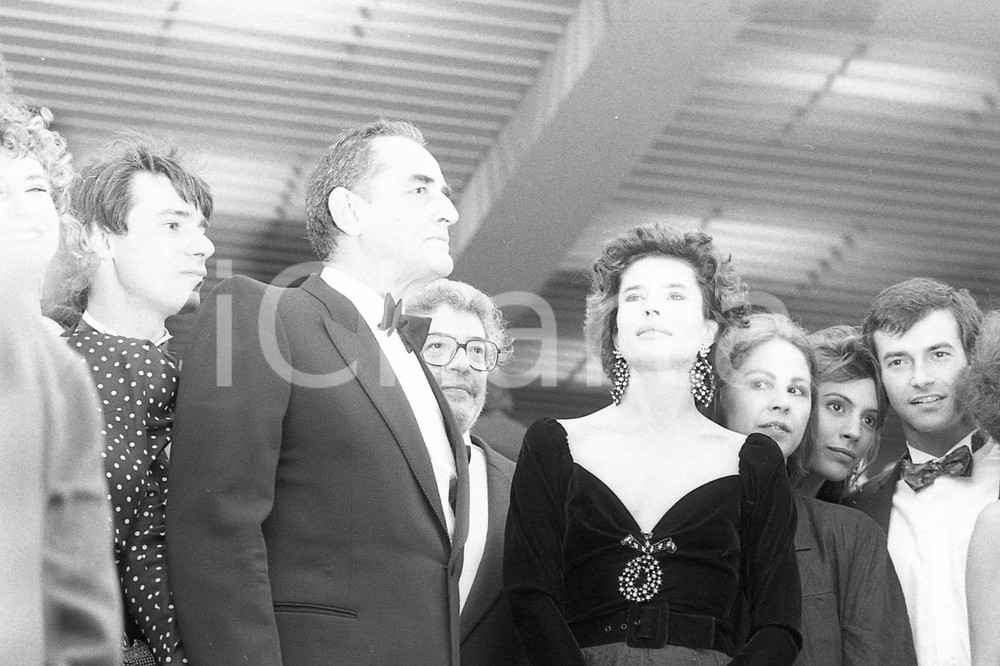 1987 CANNES Vittorio GASSMAN Fanny ARDANT Ettore SCOLA 3 NEGATIVO ORIGINALE Negativo realizzato al Palais per la prima del film in concorso "La famiglia" presenti anche Ottavia PICCOLO, Jo CHAMPA, Ricky TOGNAZZI, Andrea OCCHIPINTI, Monica SCATTNI.Negativo originale in bianco e nero, in formato 35mm CONDIZIONI: FAIR E' SEVERAMENTE VIETATA LA RIPRODUZIONE.TUTTI I DIRITTI SONO RISERVATI.ICharta mette in vendita, sul negozio eBay e in esclusiva sul sito "icharta" il proprio archivio composto da numerose diapositive e negativi fotografici d'epoca, tutti originali e autentici, che attraversano la storia del costume italiano tra gli la fine degli anni Sessanta e Novanta.Si tratta di uno sguardo inedito sull'attualità, la politica, la vita quotidiana, il gossip e la cultura, che fotografa il cambiamento della nazione in quest'ultimo scorcio del XX secolo. Un'occasione unica per il mercato del collezionismo, che vede finalmente disponibile un archivio eccezionale per vastità, tematiche e condizioni, in un settore (il negativo fotografico e la diapositiva) di assoluta novità e dalle interessanti prospettive di investimento. FAIR/discreto   originale e autentica 1