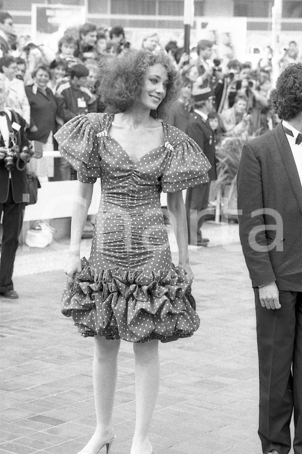 1987 CANNES Marisa BERENSON ospite al Festival NEGATIVO ORIGINALE Fotografia realizzata sul red carpet.Negativo originale in bianco e nero, in formato 35mm CONDIZIONI: FAIR E' SEVERAMENTE VIETATA LA RIPRODUZIONE.TUTTI I DIRITTI SONO RISERVATI.ICharta mette in vendita, sul negozio eBay e in esclusiva sul sito "icharta" il proprio archivio composto da numerose diapositive e negativi fotografici d'epoca, tutti originali e autentici, che attraversano la storia del costume italiano tra gli la fine degli anni Sessanta e Novanta.Si tratta di uno sguardo inedito sull'attualità, la politica, la vita quotidiana, il gossip e la cultura, che fotografa il cambiamento della nazione in quest'ultimo scorcio del XX secolo. Un'occasione unica per il mercato del collezionismo, che vede finalmente disponibile un archivio eccezionale per vastità, tematiche e condizioni, in un settore (il negativo fotografico e la diapositiva) di assoluta novità e dalle interessanti prospettive di investimento. FAIR/discreto   originale e autentica 1