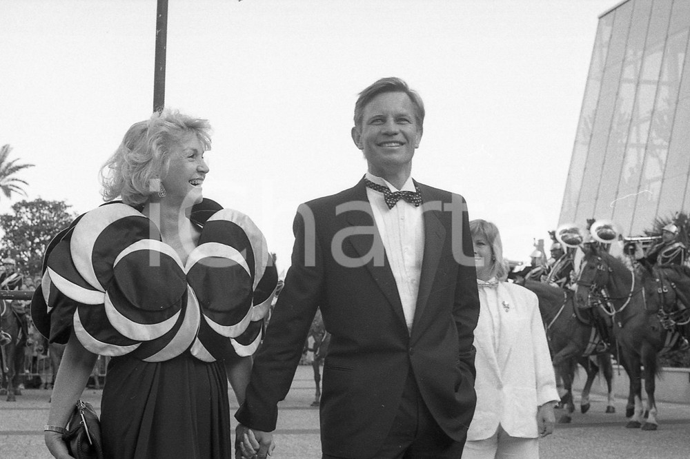 1987 CANNES Micael YORK e la moglie Patricia MC CALLUM 1 NEGATIVO ORIGINALE Negativo originale in bianco e nero, in formato 35mm CONDIZIONI:  FAIR E' SEVERAMENTE VIETATA LA RIPRODUZIONE.TUTTI I DIRITTI SONO RISERVATI. ICharta mette in vendita, sul negozio eBay e in esclusiva sul sito "icharta" il proprio archivio composto da numerose diapositive e negativi fotografici d'epoca, tutti originali e autentici, che attraversano la storia del costume italiano tra gli la fine degli anni Sessanta e Novanta.Si tratta di uno sguardo inedito sull'attualit&agrave;, la politica, la vita quotidiana, il gossip e la cultura, che fotografa il cambiamento della nazione in quest'ultimo scorcio del XX secolo. Un'occasione unica per il mercato del collezionismo, che vede finalmente disponibile un archivio eccezionale per vastit&agrave;, tematiche e condizioni, in un settore (il negativo fotografico e la diapositiva) di assoluta novit&agrave; e dalle interessanti prospettive di investimento.  FAIR/discreto   originale e autentica 1