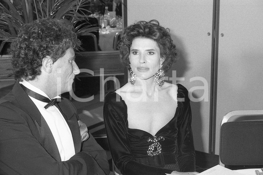 1987 CANNES Fanny ARDANT Jack LANG a tavola (1) NEGATIVO ORIGINALE Fotografia realizzata al ricevimento dopo la proiezione del film in concorso "La famiglia".Negativo originale in bianco e nero, in formato 35mm CONDIZIONI: FAIR E' SEVERAMENTE VIETATA LA RIPRODUZIONE.TUTTI I DIRITTI SONO RISERVATI.ICharta mette in vendita, sul negozio eBay e in esclusiva sul sito "icharta" il proprio archivio composto da numerose diapositive e negativi fotografici d'epoca, tutti originali e autentici, che attraversano la storia del costume italiano tra gli la fine degli anni Sessanta e Novanta.Si tratta di uno sguardo inedito sull'attualità, la politica, la vita quotidiana, il gossip e la cultura, che fotografa il cambiamento della nazione in quest'ultimo scorcio del XX secolo. Un'occasione unica per il mercato del collezionismo, che vede finalmente disponibile un archivio eccezionale per vastità, tematiche e condizioni, in un settore (il negativo fotografico e la diapositiva) di assoluta novità e dalle interessanti prospettive di investimento. FAIR/discreto   originale e autentica 1