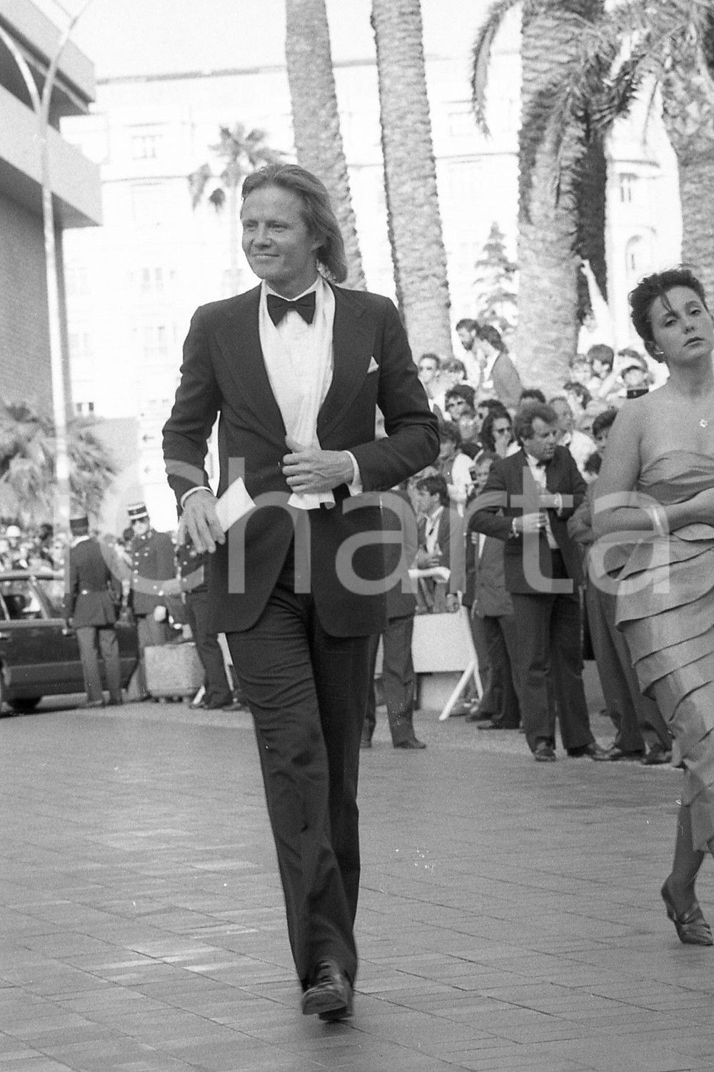 1987 CANNES Jon VOIGHT sul red carpet NEGATIVO ORIGINALE Negativo originale in bianco e nero, in formato 35mm CONDIZIONI:  FAIR E' SEVERAMENTE VIETATA LA RIPRODUZIONE.TUTTI I DIRITTI SONO RISERVATI. ICharta mette in vendita, sul negozio eBay e in esclusiva sul sito "icharta" il proprio archivio composto da numerose diapositive e negativi fotografici d'epoca, tutti originali e autentici, che attraversano la storia del costume italiano tra gli la fine degli anni Sessanta e Novanta.Si tratta di uno sguardo inedito sull'attualit&agrave;, la politica, la vita quotidiana, il gossip e la cultura, che fotografa il cambiamento della nazione in quest'ultimo scorcio del XX secolo. Un'occasione unica per il mercato del collezionismo, che vede finalmente disponibile un archivio eccezionale per vastit&agrave;, tematiche e condizioni, in un settore (il negativo fotografico e la diapositiva) di assoluta novit&agrave; e dalle interessanti prospettive di investimento.  FAIR/discreto   originale e autentica 1