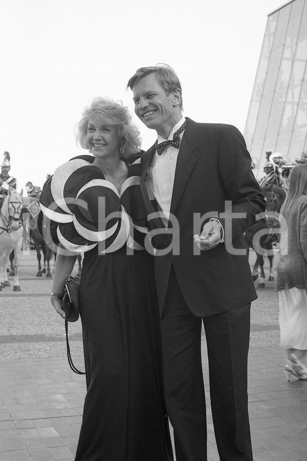 1987 CANNES Micael YORK e la moglie Patricia MC CALLUM 3 NEGATIVO ORIGINALE Negativo originale in bianco e nero, in formato 35mm CONDIZIONI:  FAIR E' SEVERAMENTE VIETATA LA RIPRODUZIONE.TUTTI I DIRITTI SONO RISERVATI. ICharta mette in vendita, sul negozio eBay e in esclusiva sul sito "icharta" il proprio archivio composto da numerose diapositive e negativi fotografici d'epoca, tutti originali e autentici, che attraversano la storia del costume italiano tra gli la fine degli anni Sessanta e Novanta.Si tratta di uno sguardo inedito sull'attualit&agrave;, la politica, la vita quotidiana, il gossip e la cultura, che fotografa il cambiamento della nazione in quest'ultimo scorcio del XX secolo. Un'occasione unica per il mercato del collezionismo, che vede finalmente disponibile un archivio eccezionale per vastit&agrave;, tematiche e condizioni, in un settore (il negativo fotografico e la diapositiva) di assoluta novit&agrave; e dalle interessanti prospettive di investimento.     originale e autentica 1