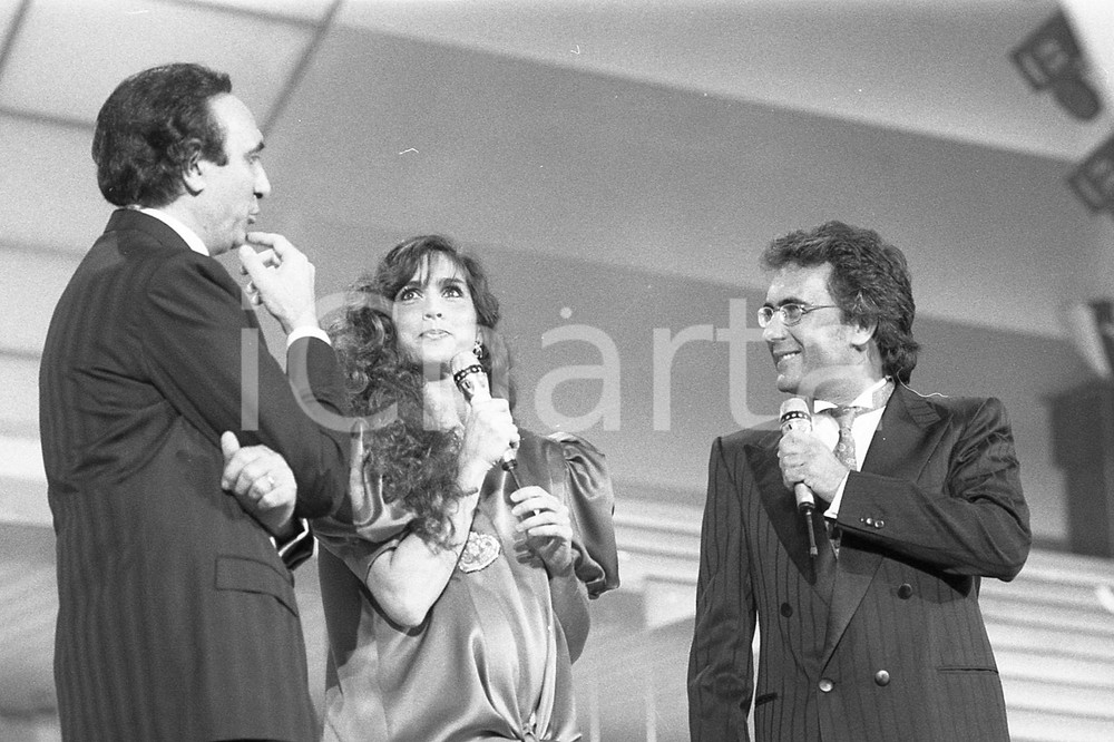 1987 SANREMO Pippo BAUDO presenta AL BANO Romina POWER 1 NEGATIVO ORIGINALE Fotografia realizzata sul palco.Negativo originale in bianco e nero, in formato 35mm CONDIZIONI: FAIR E' SEVERAMENTE VIETATA LA RIPRODUZIONE.TUTTI I DIRITTI SONO RISERVATI.ICharta mette in vendita, sul negozio eBay e in esclusiva sul sito "icharta" il proprio archivio composto da numerose diapositive e negativi fotografici d'epoca, tutti originali e autentici, che attraversano la storia del costume italiano tra gli la fine degli anni Sessanta e Novanta.Si tratta di uno sguardo inedito sull'attualità, la politica, la vita quotidiana, il gossip e la cultura, che fotografa il cambiamento della nazione in quest'ultimo scorcio del XX secolo. Un'occasione unica per il mercato del collezionismo, che vede finalmente disponibile un archivio eccezionale per vastità, tematiche e condizioni, in un settore (il negativo fotografico e la diapositiva) di assoluta novità e dalle interessanti prospettive di investimento. FAIR/discreto   originale e autentica 1