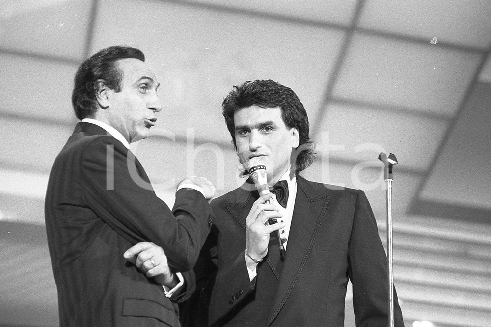 1987 SANREMO Pippo BAUDO presenta Toto CUTUGNO NEGATIVO ORIGINALE Fotografia realizzata sul palco.Negativo originale in bianco e nero, in formato 35mm CONDIZIONI: FAIR E' SEVERAMENTE VIETATA LA RIPRODUZIONE.TUTTI I DIRITTI SONO RISERVATI.ICharta mette in vendita, sul negozio eBay e in esclusiva sul sito "icharta" il proprio archivio composto da numerose diapositive e negativi fotografici d'epoca, tutti originali e autentici, che attraversano la storia del costume italiano tra gli la fine degli anni Sessanta e Novanta.Si tratta di uno sguardo inedito sull'attualità, la politica, la vita quotidiana, il gossip e la cultura, che fotografa il cambiamento della nazione in quest'ultimo scorcio del XX secolo. Un'occasione unica per il mercato del collezionismo, che vede finalmente disponibile un archivio eccezionale per vastità, tematiche e condizioni, in un settore (il negativo fotografico e la diapositiva) di assoluta novità e dalle interessanti prospettive di investimento. FAIR/discreto   originale e autentica 1