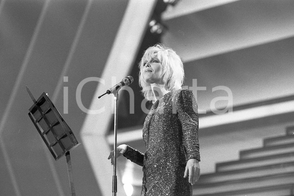 1987 SANREMO Patty PRAVO canta Pigramente signora (2) NEGATIVO ORIGINALE Fotografia realizzata sul palco.Negativo originale in bianco e nero, in formato 35mm CONDIZIONI: FAIR E' SEVERAMENTE VIETATA LA RIPRODUZIONE.TUTTI I DIRITTI SONO RISERVATI.ICharta mette in vendita, sul negozio eBay e in esclusiva sul sito "icharta" il proprio archivio composto da numerose diapositive e negativi fotografici d'epoca, tutti originali e autentici, che attraversano la storia del costume italiano tra gli la fine degli anni Sessanta e Novanta.Si tratta di uno sguardo inedito sull'attualità, la politica, la vita quotidiana, il gossip e la cultura, che fotografa il cambiamento della nazione in quest'ultimo scorcio del XX secolo. Un'occasione unica per il mercato del collezionismo, che vede finalmente disponibile un archivio eccezionale per vastità, tematiche e condizioni, in un settore (il negativo fotografico e la diapositiva) di assoluta novità e dalle interessanti prospettive di investimento. FAIR/discreto   originale e autentica 1