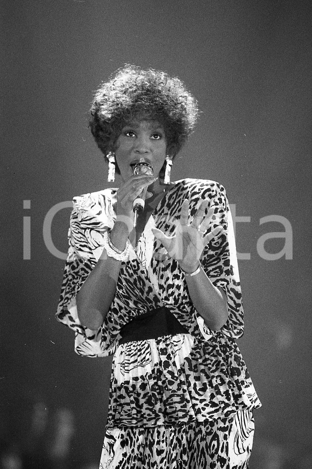 1987 SANREMO Whitney HOUSTON All at Once al PALAROCK 3 NEGATIVO ORIGINALE Negativo originale in bianco e nero, in formato 35mm CONDIZIONI: FAIR E' SEVERAMENTE VIETATA LA RIPRODUZIONE.TUTTI I DIRITTI SONO RISERVATI.ICharta mette in vendita, sul negozio eBay e in esclusiva sul sito "icharta" il proprio archivio composto da numerose diapositive e negativi fotografici d'epoca, tutti originali e autentici, che attraversano la storia del costume italiano tra gli la fine degli anni Sessanta e Novanta.Si tratta di uno sguardo inedito sull'attualità, la politica, la vita quotidiana, il gossip e la cultura, che fotografa il cambiamento della nazione in quest'ultimo scorcio del XX secolo. Un'occasione unica per il mercato del collezionismo, che vede finalmente disponibile un archivio eccezionale per vastità, tematiche e condizioni, in un settore (il negativo fotografico e la diapositiva) di assoluta novità e dalle interessanti prospettive di investimento. FAIR/discreto   originale e autentica 1